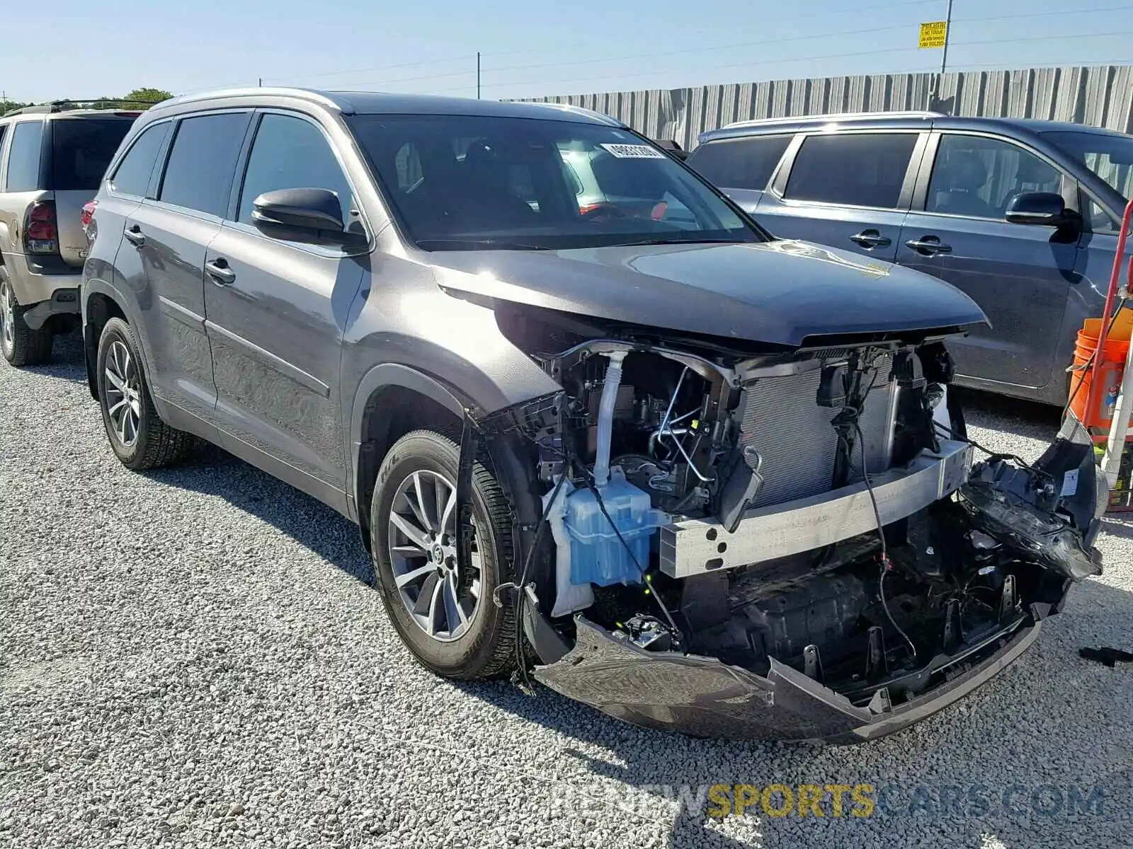 1 Photograph of a damaged car 5TDJZRFH4KS591638 TOYOTA HIGHLANDER 2019