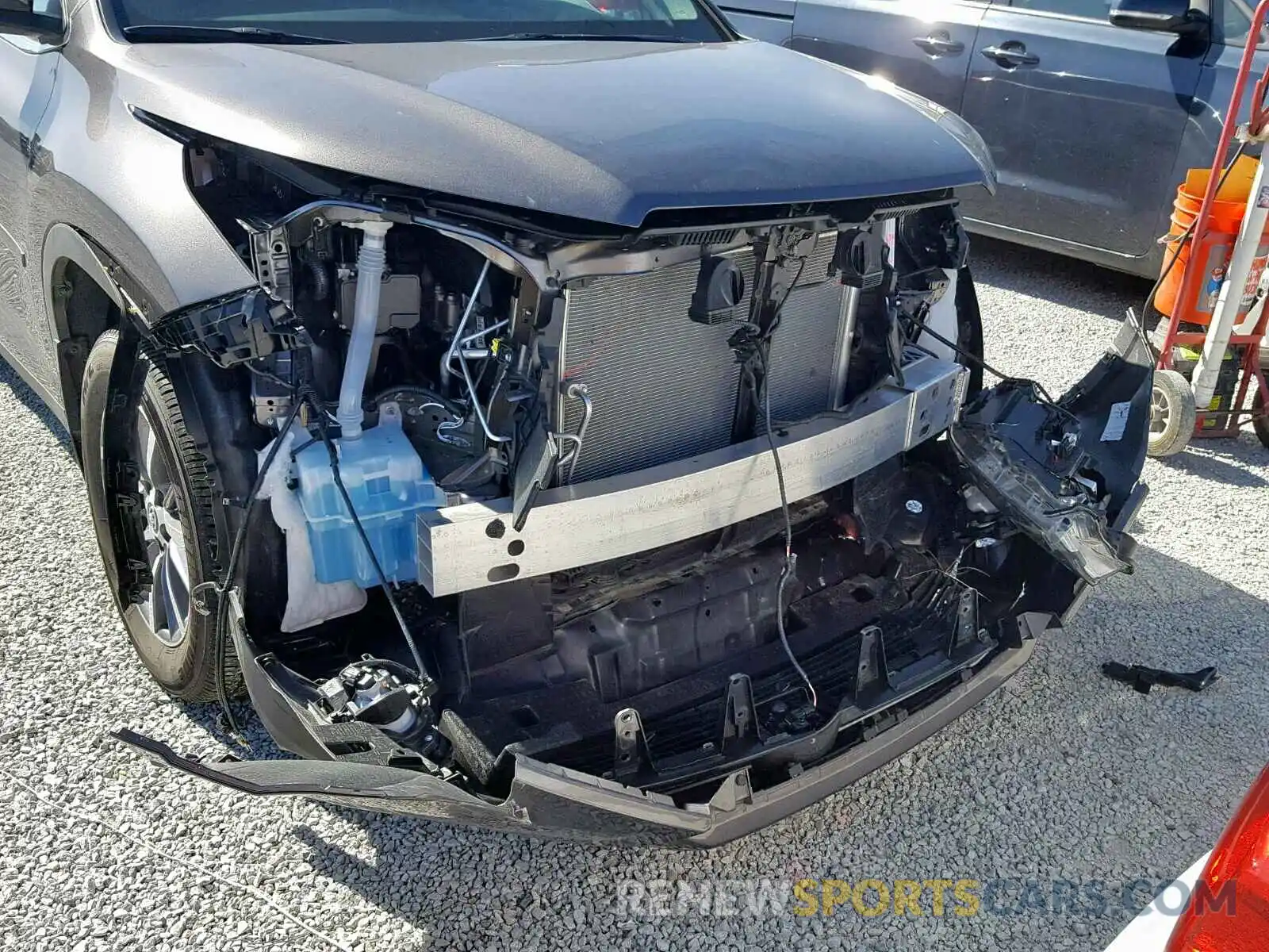 9 Photograph of a damaged car 5TDJZRFH4KS591638 TOYOTA HIGHLANDER 2019