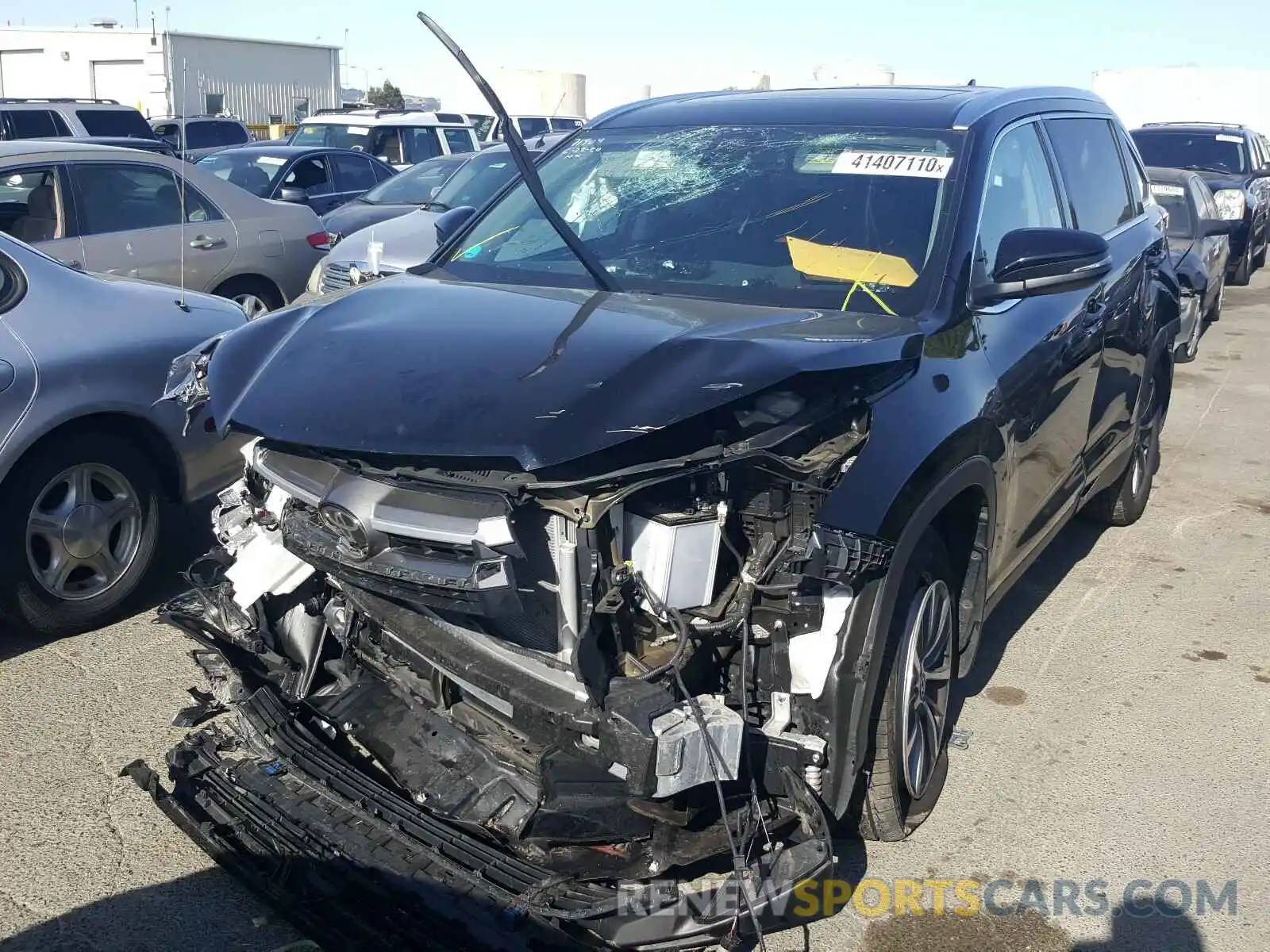 2 Photograph of a damaged car 5TDJZRFH4KS592076 TOYOTA HIGHLANDER 2019