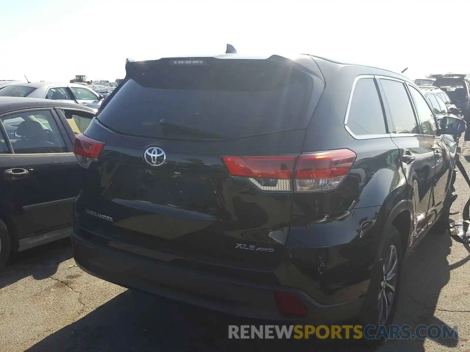 4 Photograph of a damaged car 5TDJZRFH4KS592076 TOYOTA HIGHLANDER 2019