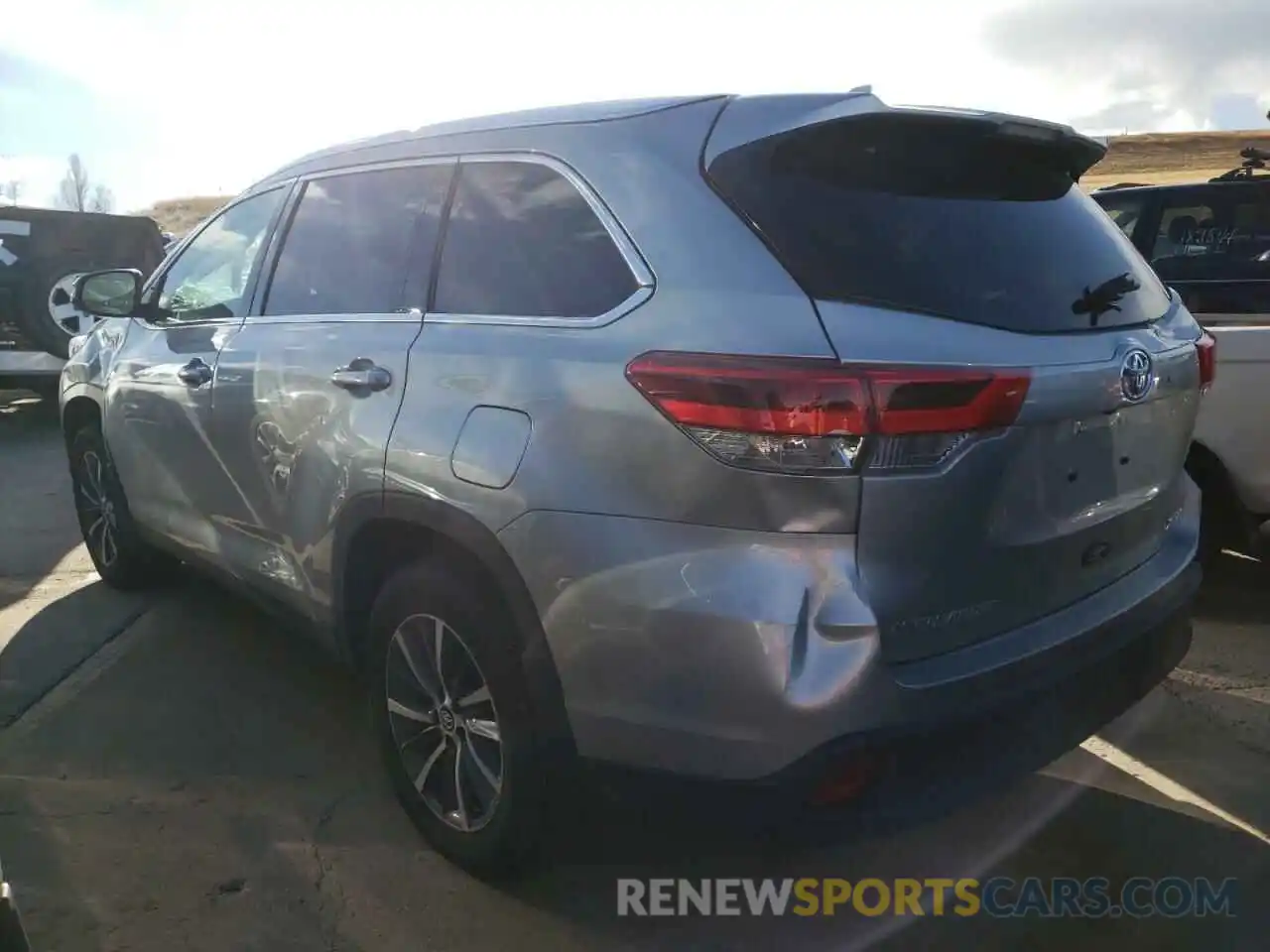 3 Photograph of a damaged car 5TDJZRFH4KS592496 TOYOTA HIGHLANDER 2019