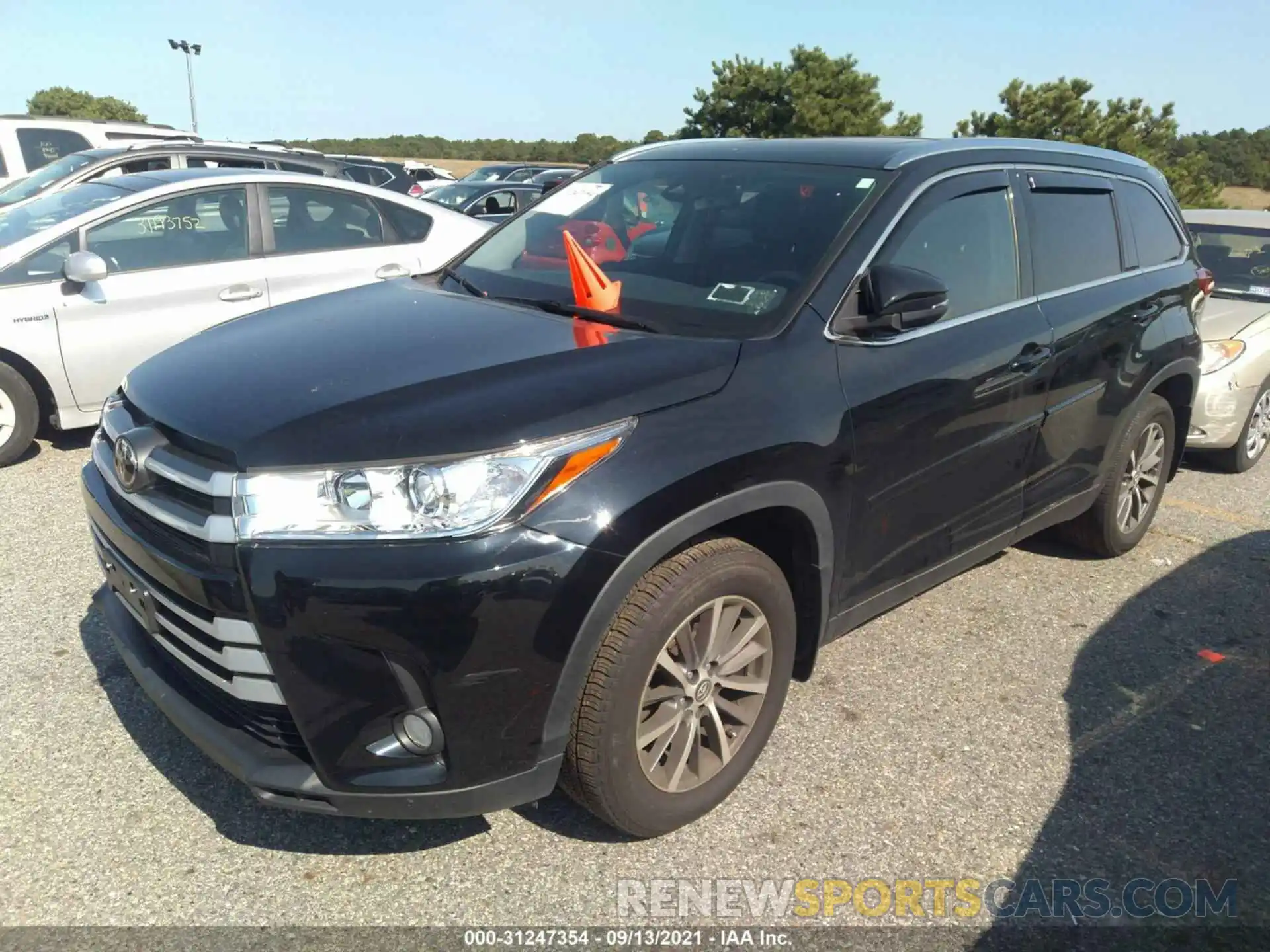 2 Photograph of a damaged car 5TDJZRFH4KS595155 TOYOTA HIGHLANDER 2019