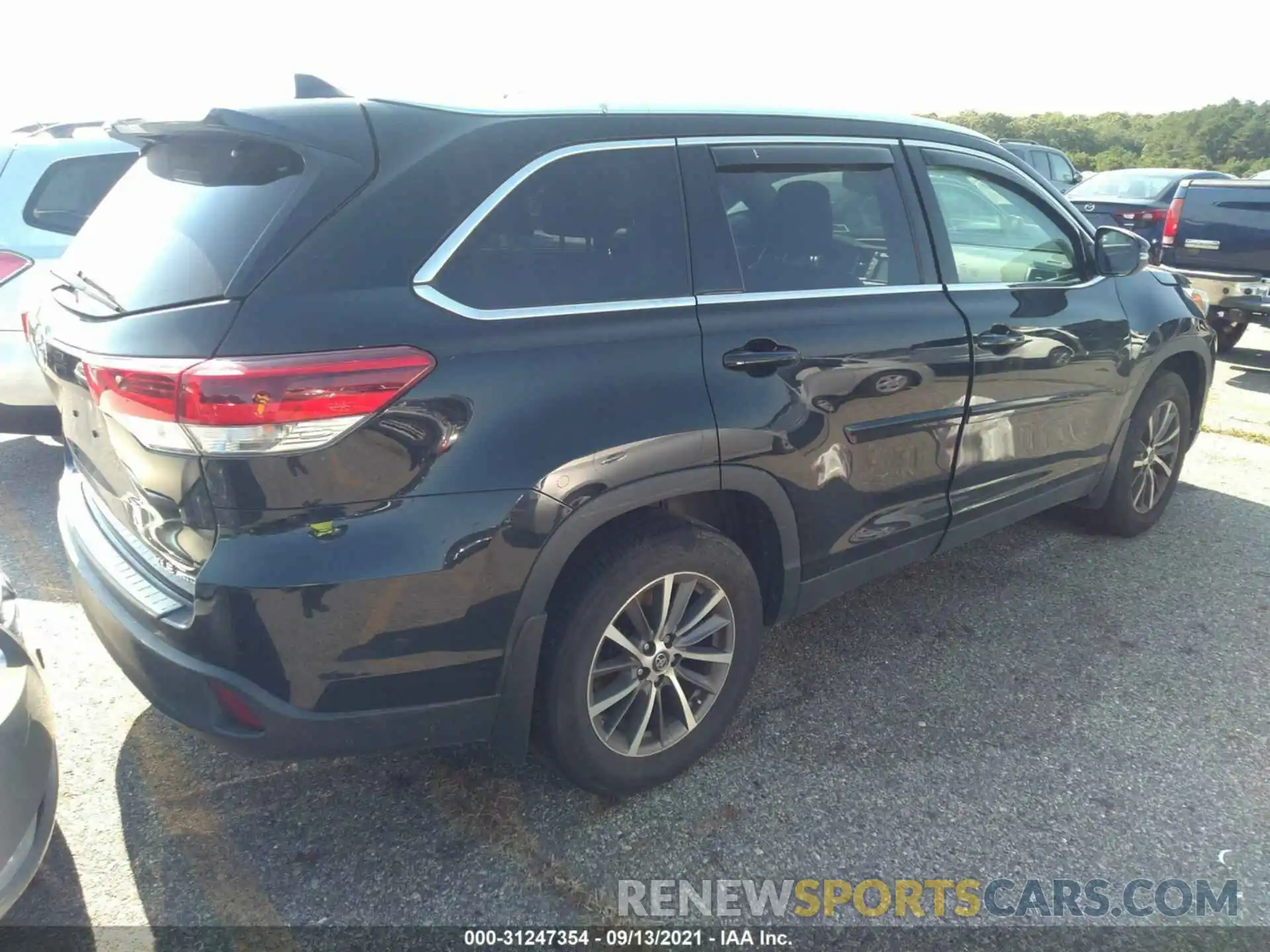 4 Photograph of a damaged car 5TDJZRFH4KS595155 TOYOTA HIGHLANDER 2019