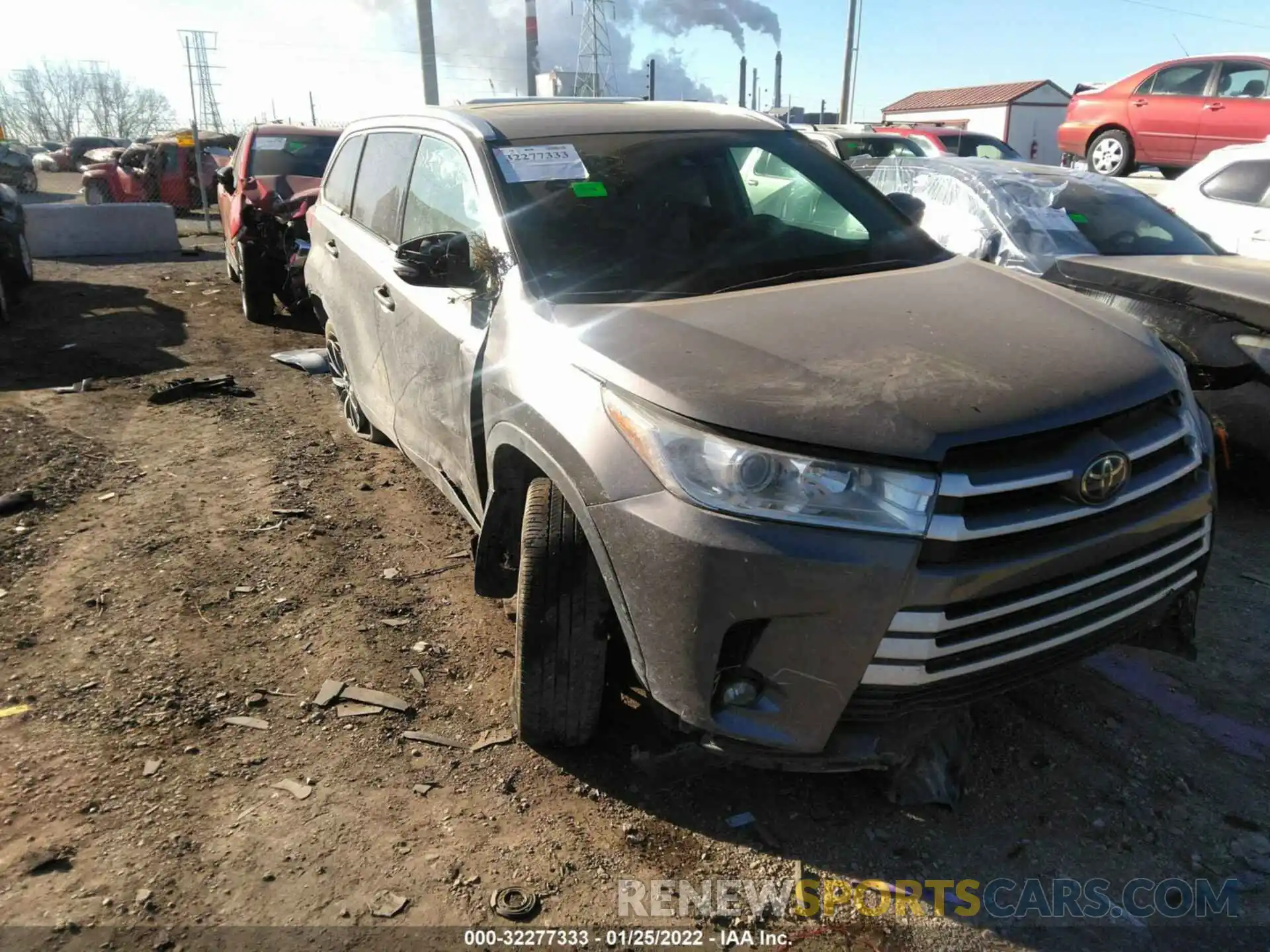 1 Photograph of a damaged car 5TDJZRFH4KS596015 TOYOTA HIGHLANDER 2019