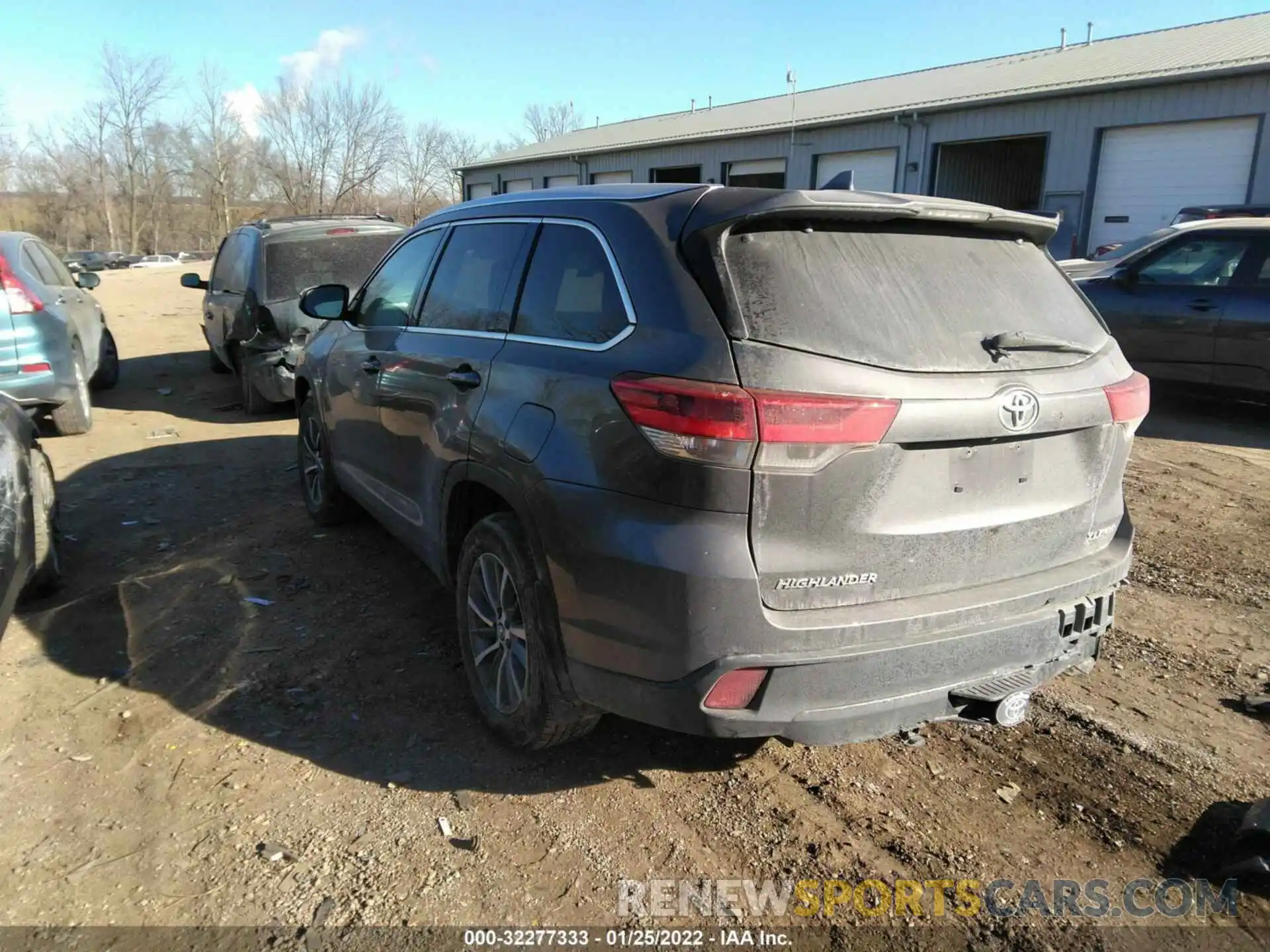 3 Photograph of a damaged car 5TDJZRFH4KS596015 TOYOTA HIGHLANDER 2019