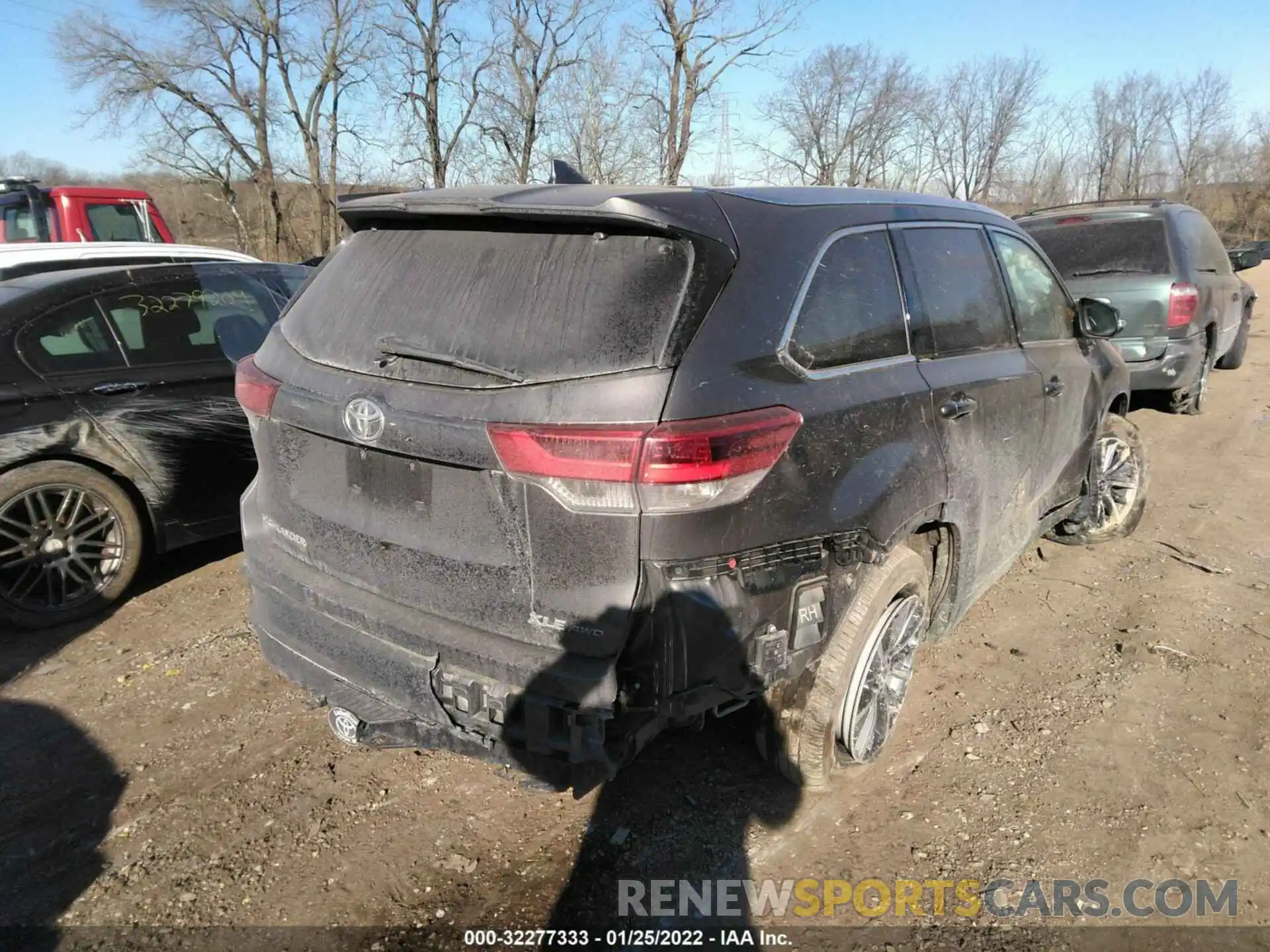 4 Photograph of a damaged car 5TDJZRFH4KS596015 TOYOTA HIGHLANDER 2019