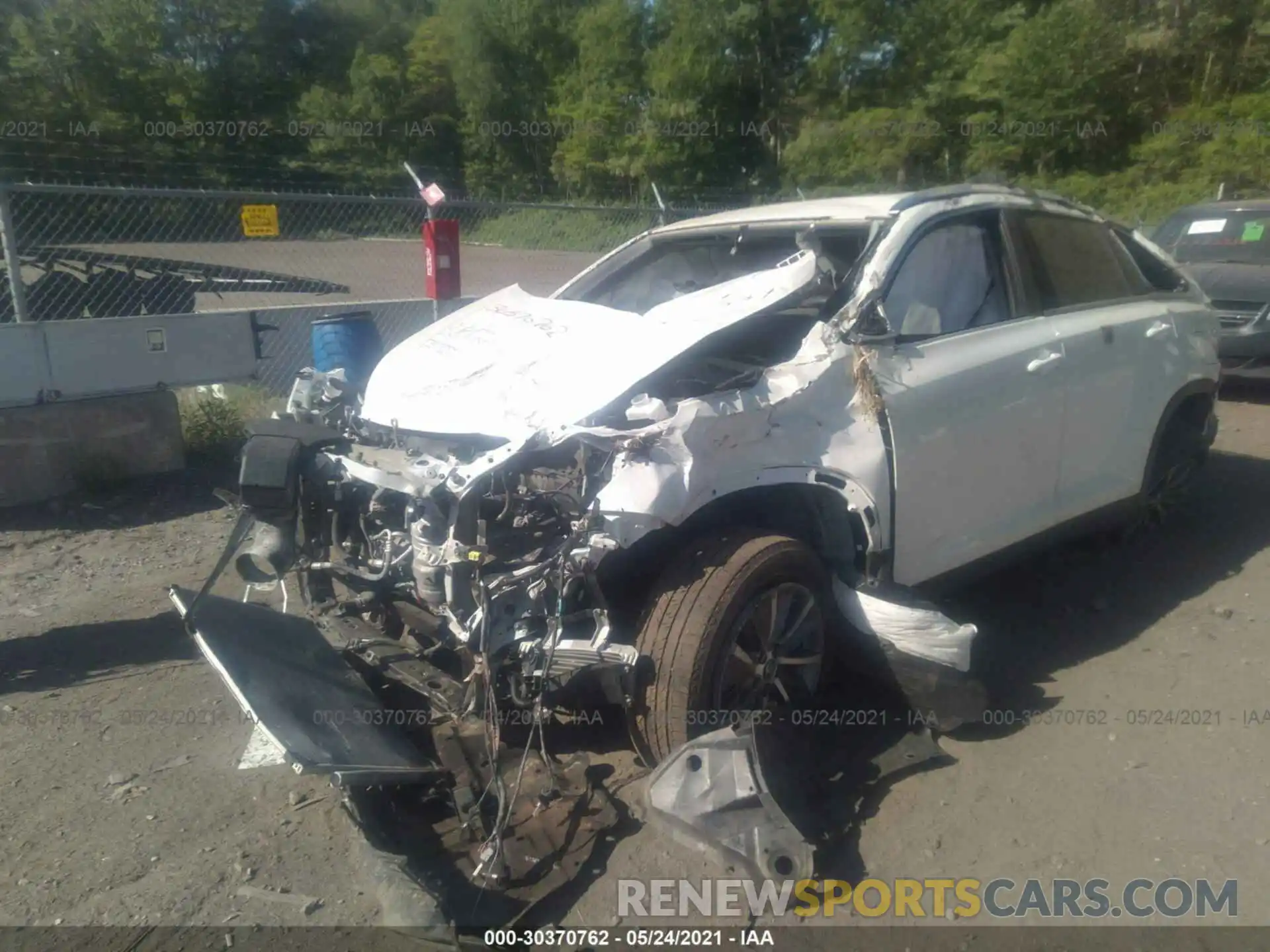 2 Photograph of a damaged car 5TDJZRFH4KS599335 TOYOTA HIGHLANDER 2019