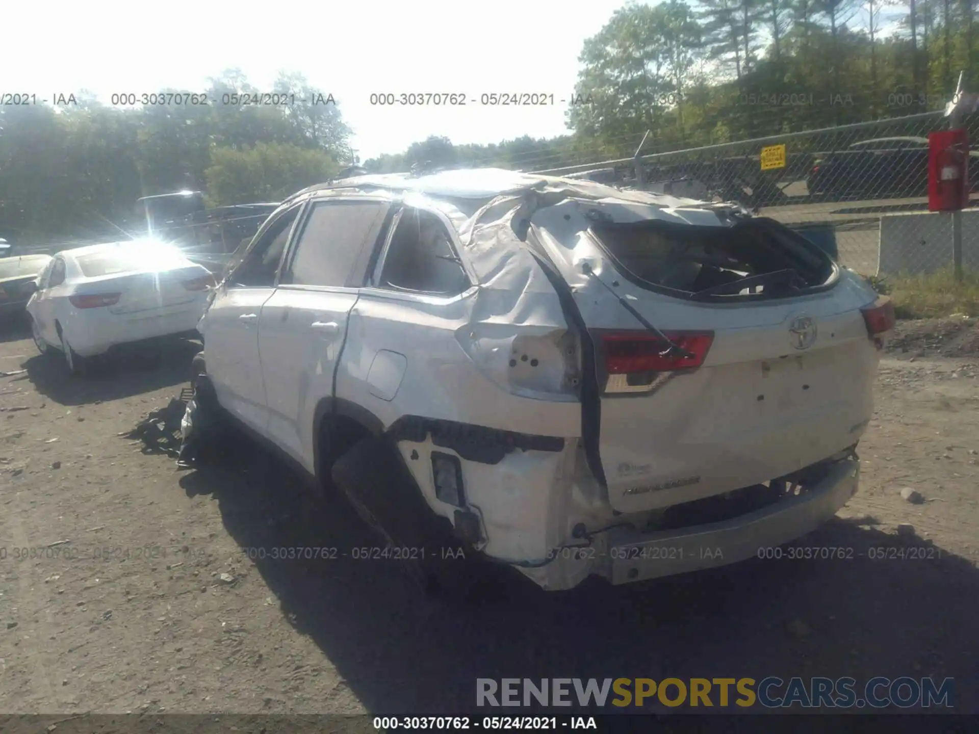 3 Photograph of a damaged car 5TDJZRFH4KS599335 TOYOTA HIGHLANDER 2019