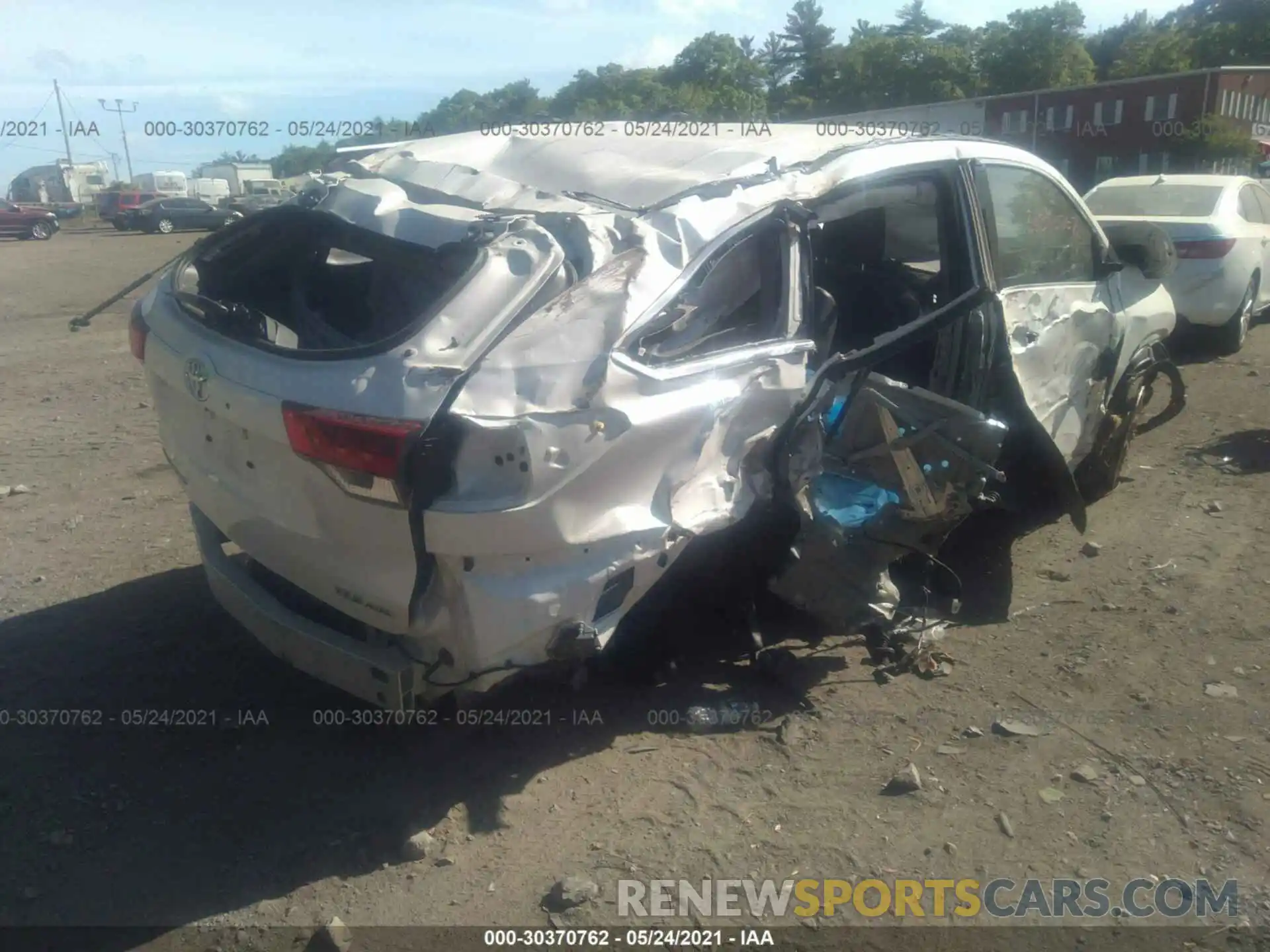 4 Photograph of a damaged car 5TDJZRFH4KS599335 TOYOTA HIGHLANDER 2019