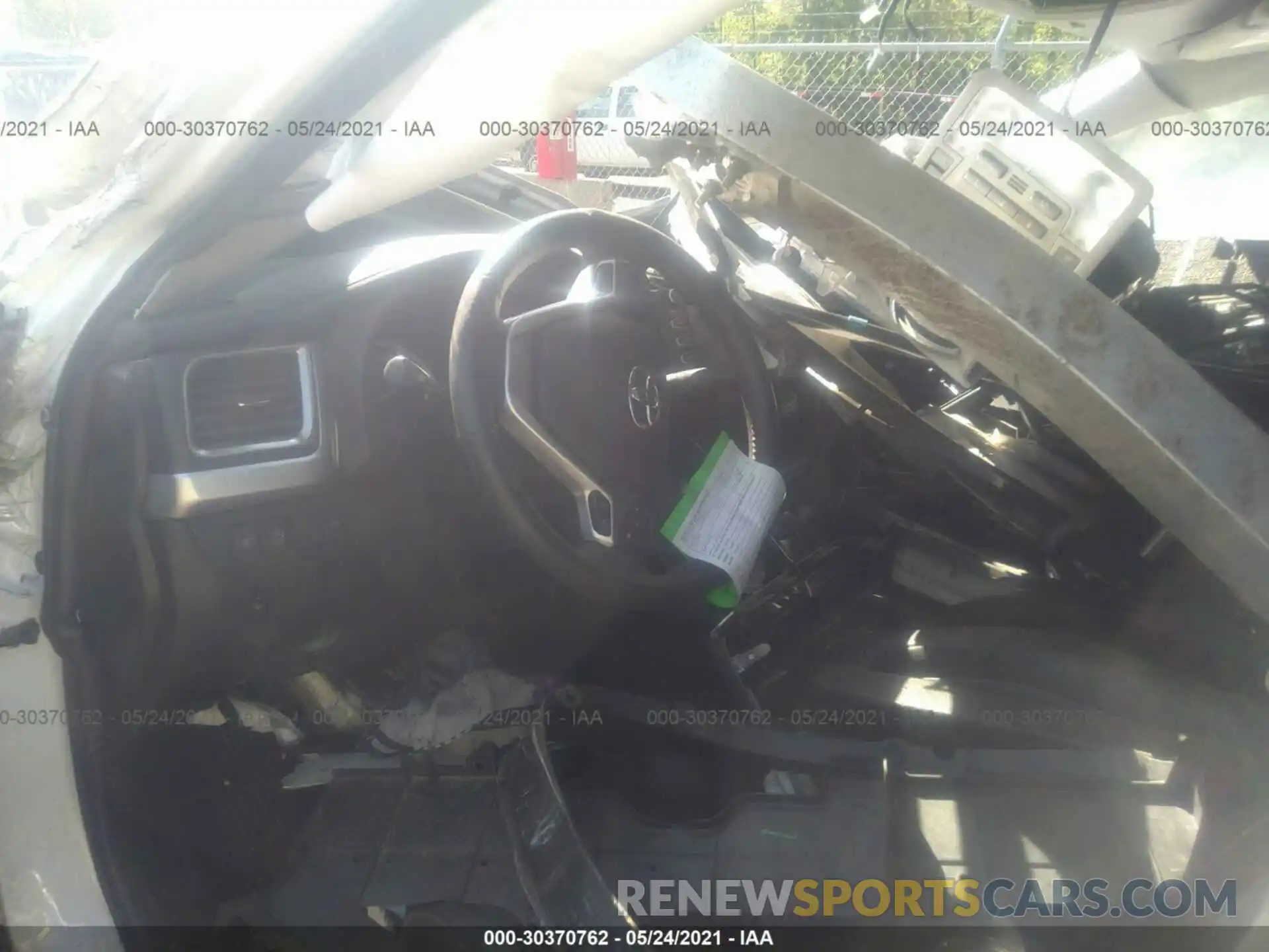 5 Photograph of a damaged car 5TDJZRFH4KS599335 TOYOTA HIGHLANDER 2019