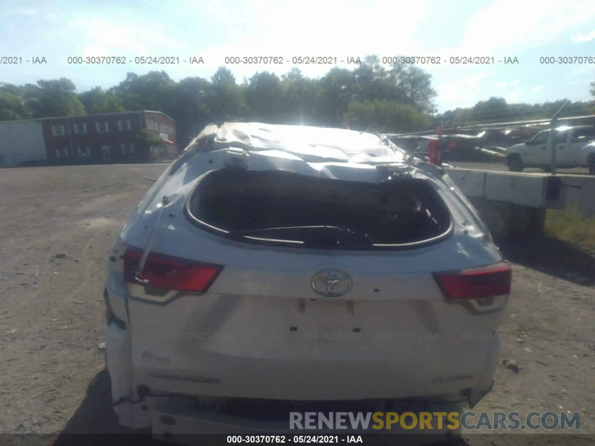 8 Photograph of a damaged car 5TDJZRFH4KS599335 TOYOTA HIGHLANDER 2019