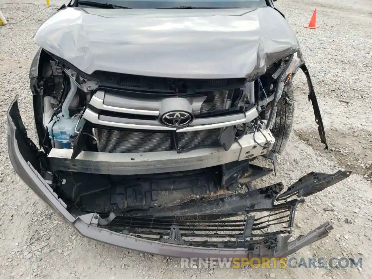 9 Photograph of a damaged car 5TDJZRFH4KS603139 TOYOTA HIGHLANDER 2019