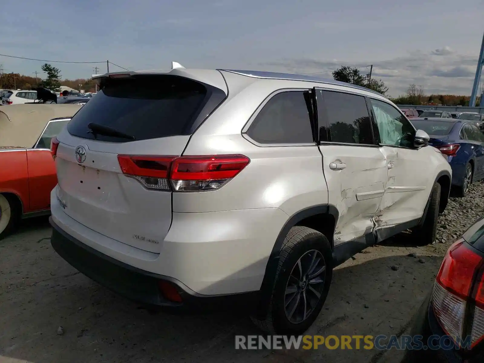 4 Photograph of a damaged car 5TDJZRFH4KS603707 TOYOTA HIGHLANDER 2019