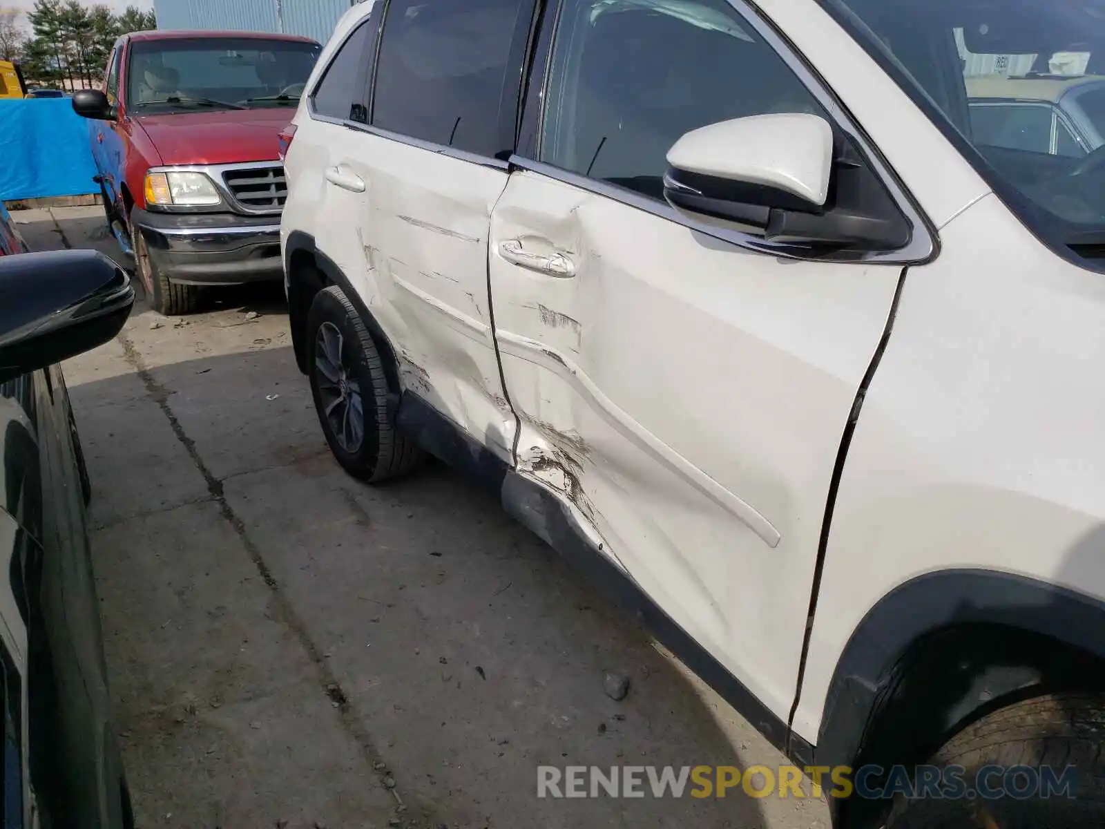 9 Photograph of a damaged car 5TDJZRFH4KS603707 TOYOTA HIGHLANDER 2019