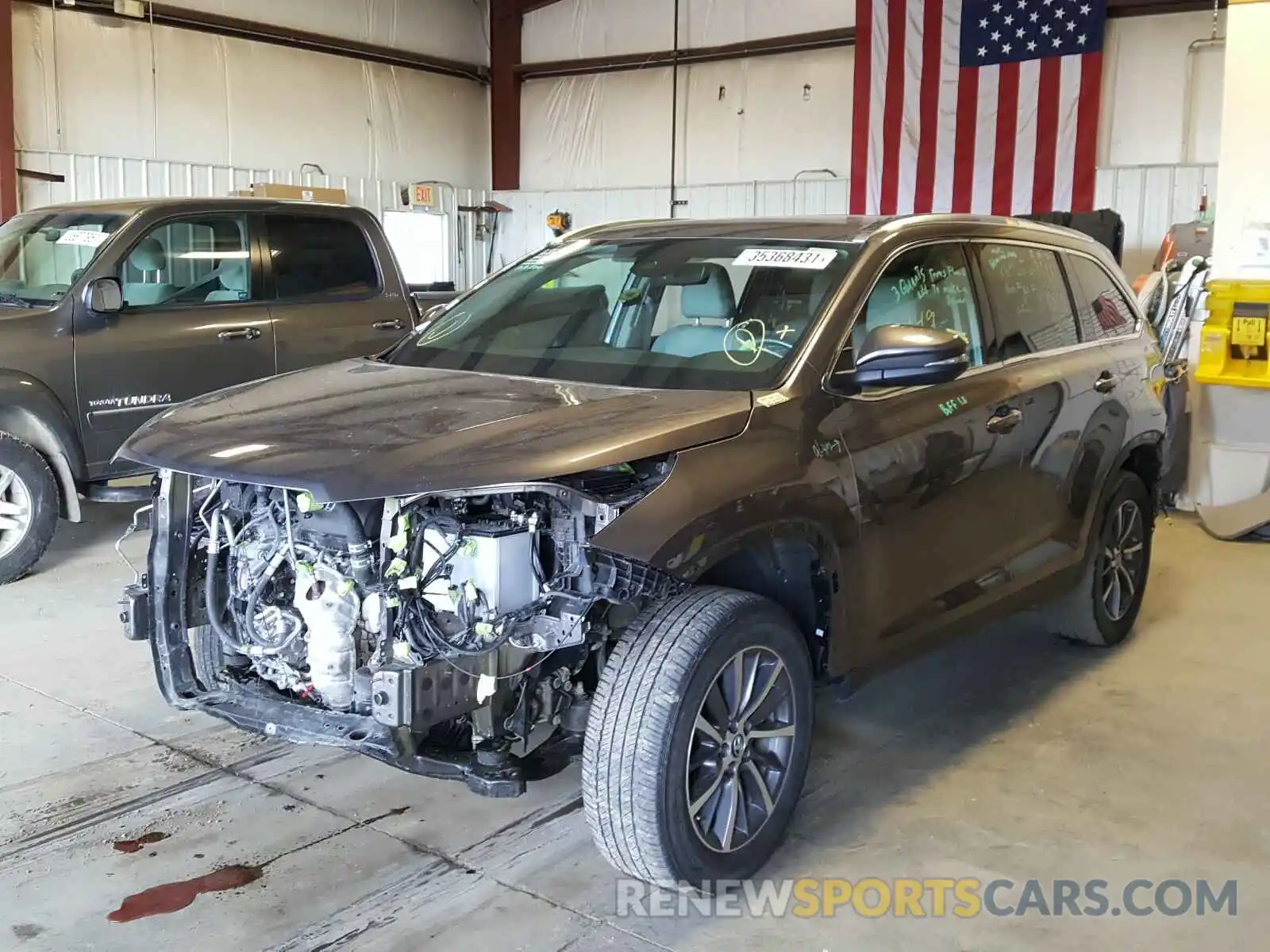 2 Photograph of a damaged car 5TDJZRFH4KS604548 TOYOTA HIGHLANDER 2019