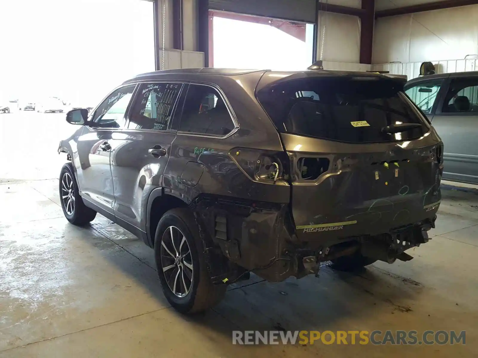 3 Photograph of a damaged car 5TDJZRFH4KS604548 TOYOTA HIGHLANDER 2019