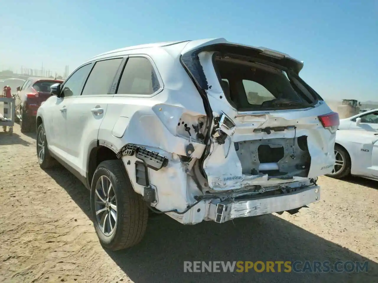 3 Photograph of a damaged car 5TDJZRFH4KS615890 TOYOTA HIGHLANDER 2019