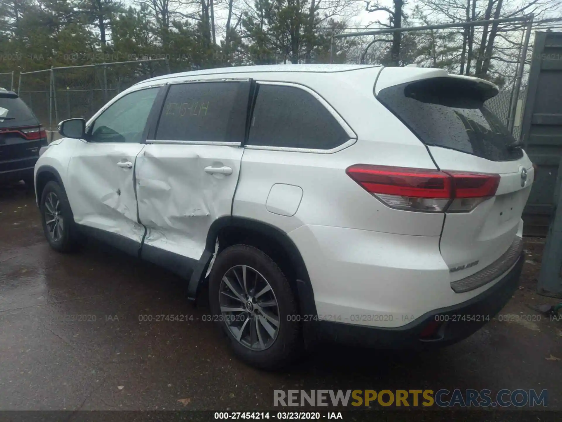 3 Photograph of a damaged car 5TDJZRFH4KS617638 TOYOTA HIGHLANDER 2019