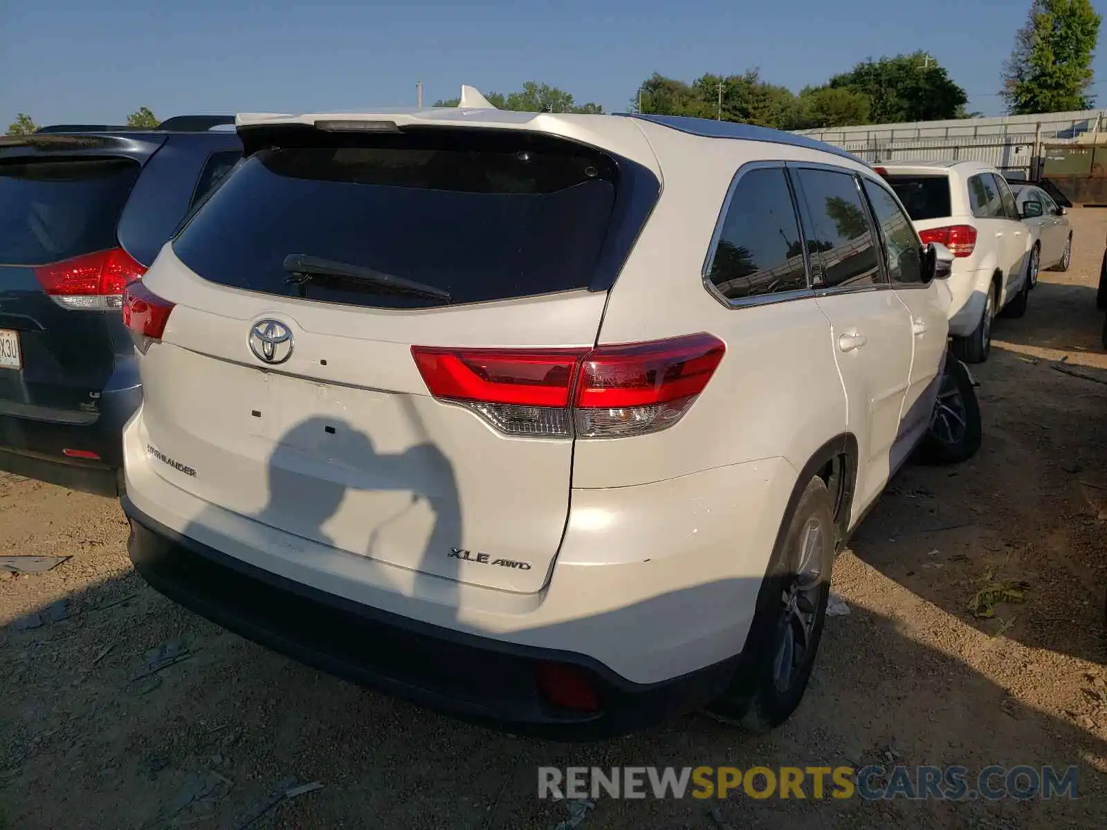 4 Photograph of a damaged car 5TDJZRFH4KS618532 TOYOTA HIGHLANDER 2019