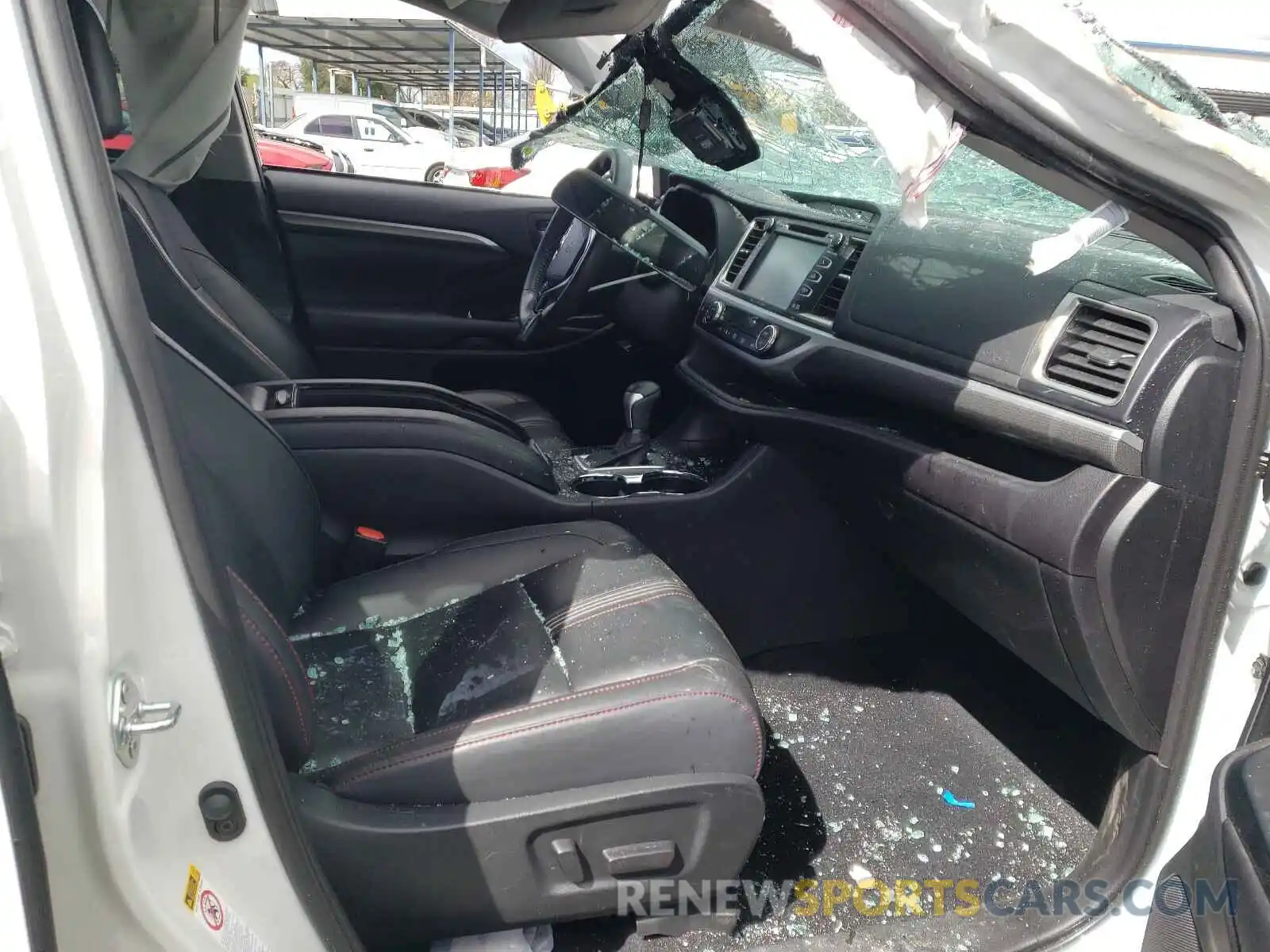 5 Photograph of a damaged car 5TDJZRFH4KS619292 TOYOTA HIGHLANDER 2019