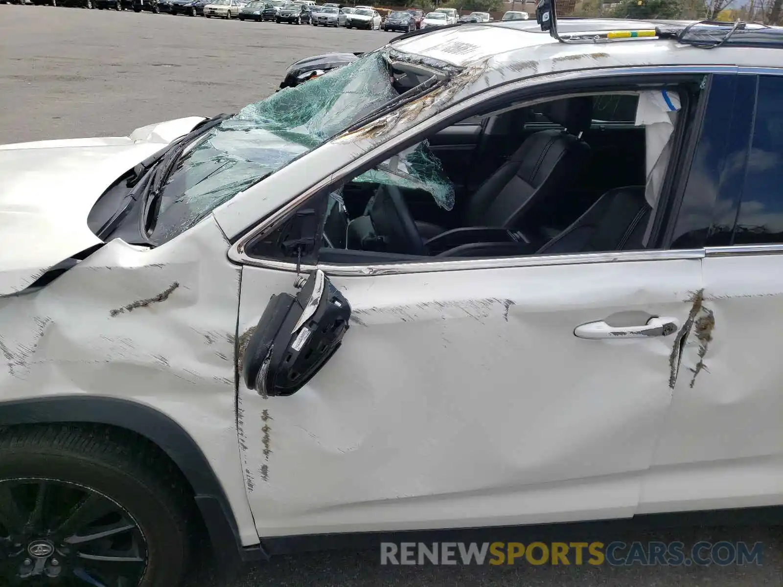 9 Photograph of a damaged car 5TDJZRFH4KS619292 TOYOTA HIGHLANDER 2019