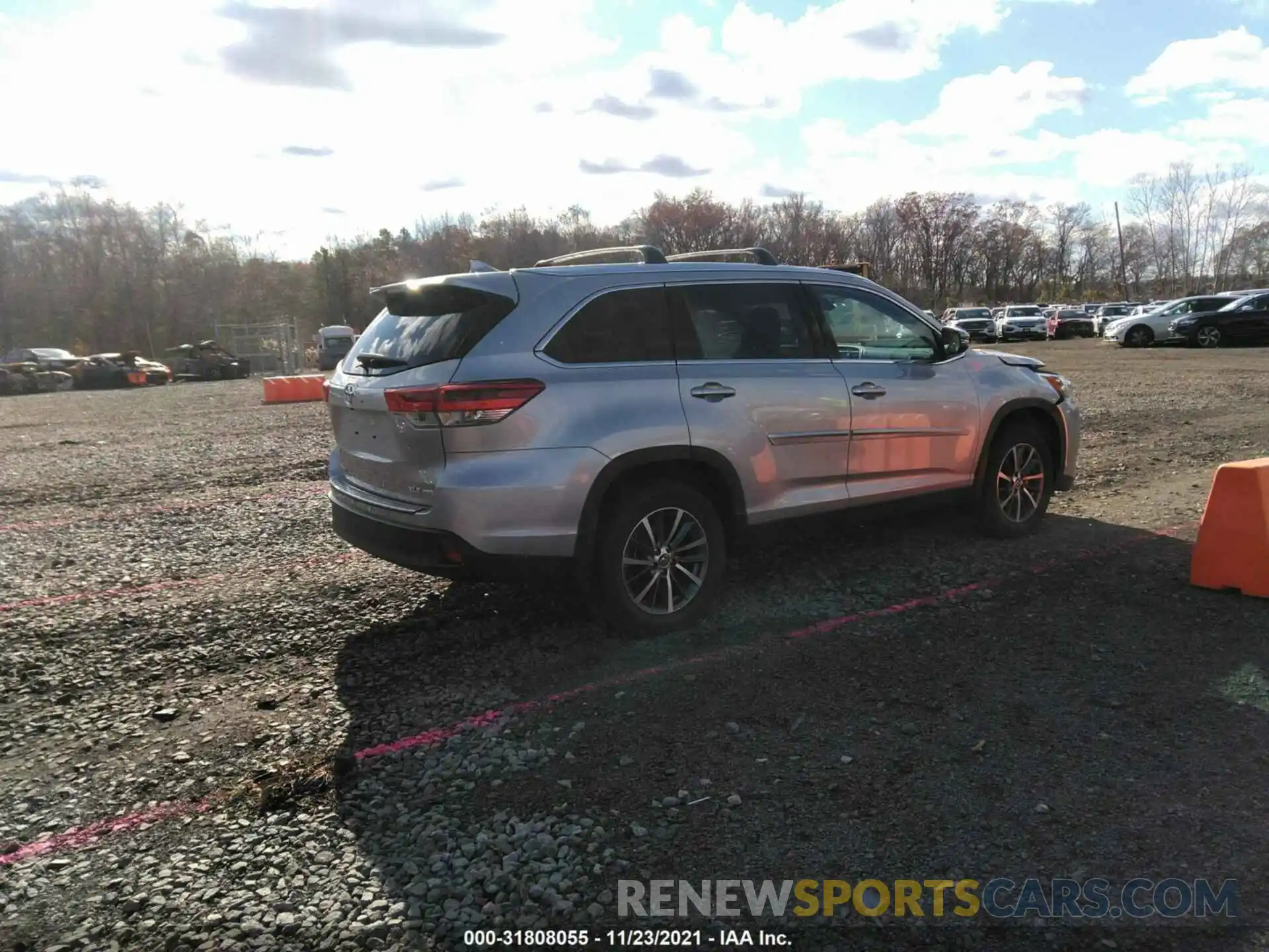 4 Photograph of a damaged car 5TDJZRFH4KS621818 TOYOTA HIGHLANDER 2019