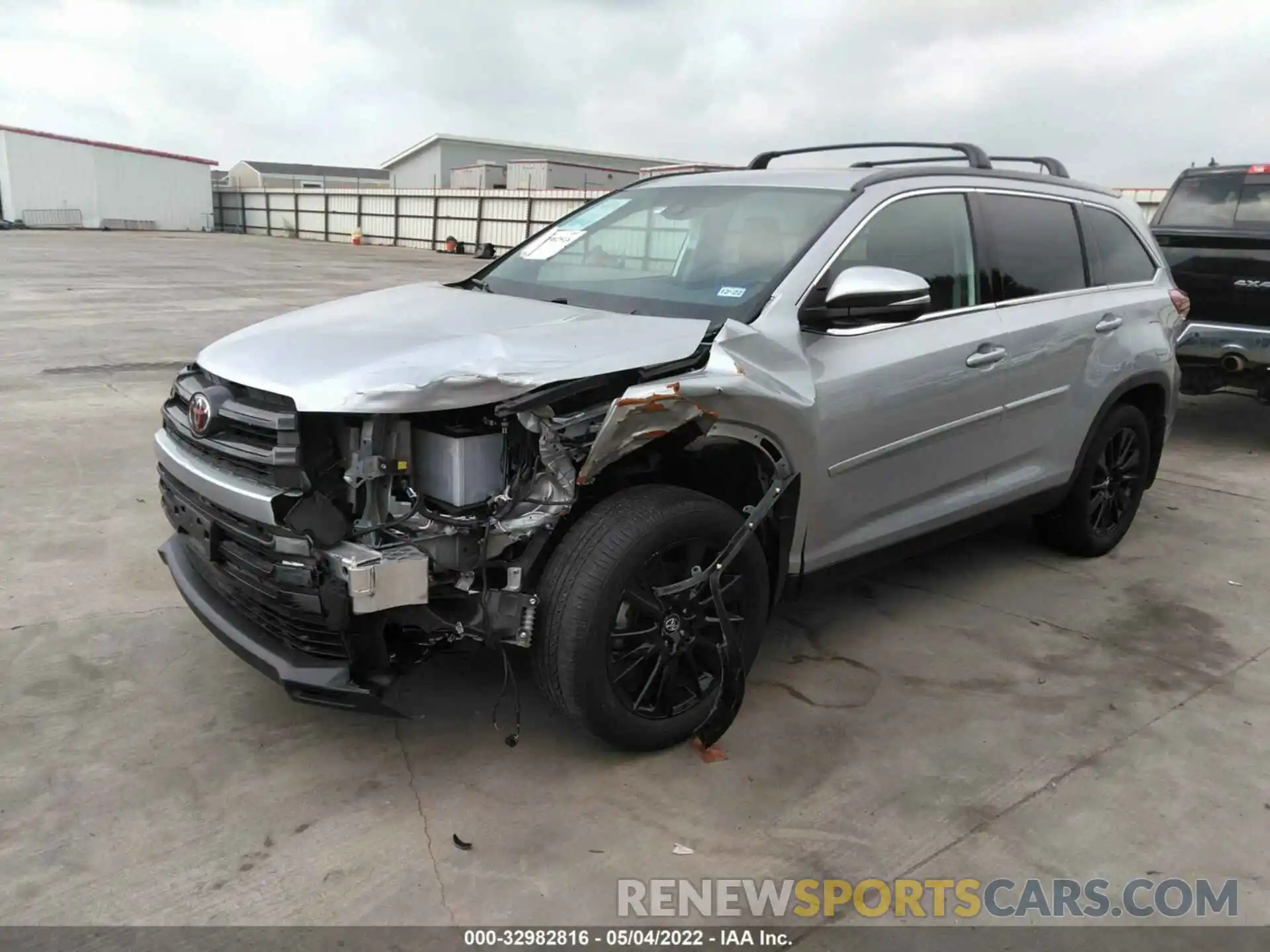 2 Photograph of a damaged car 5TDJZRFH4KS624735 TOYOTA HIGHLANDER 2019