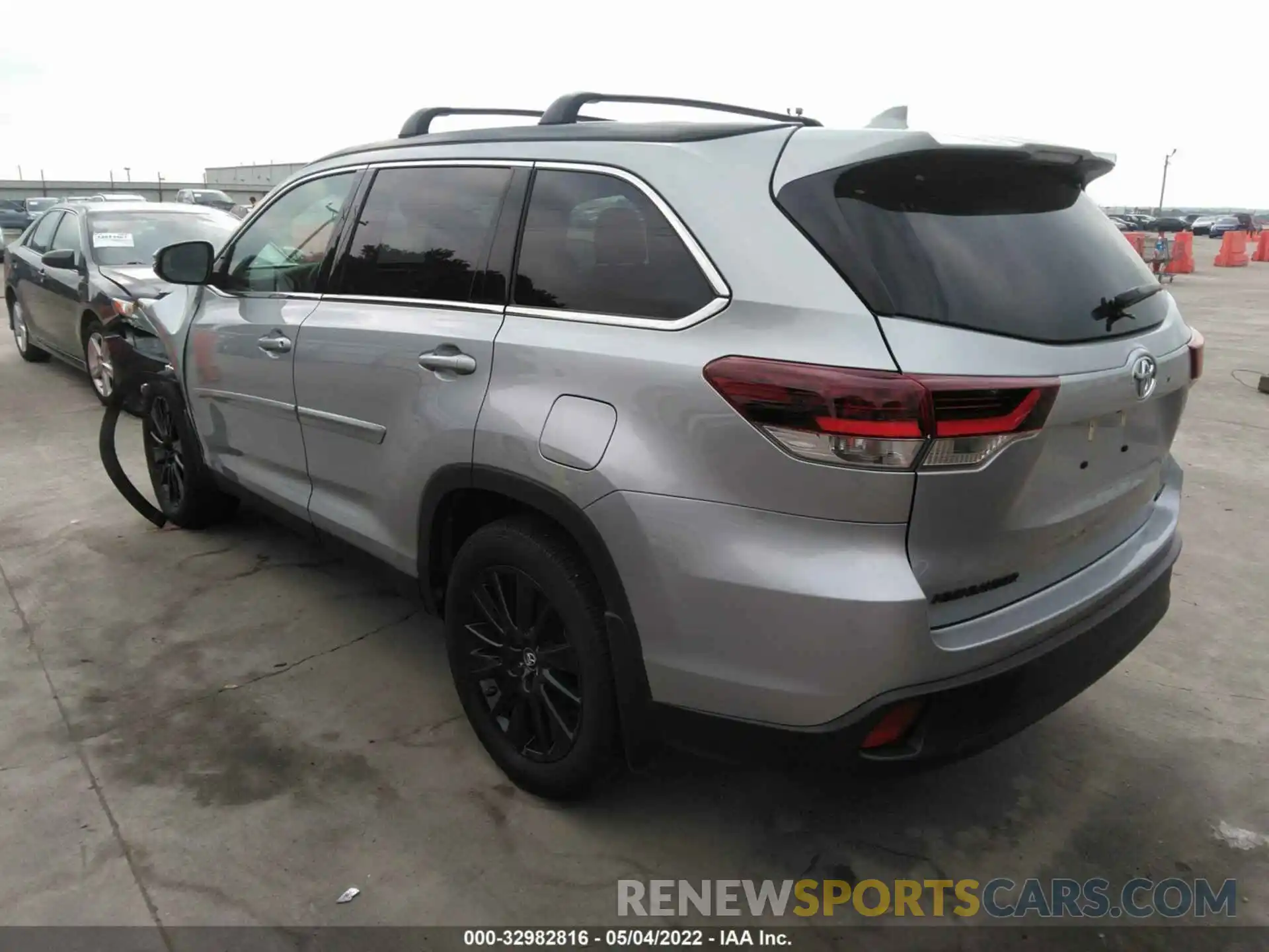 3 Photograph of a damaged car 5TDJZRFH4KS624735 TOYOTA HIGHLANDER 2019