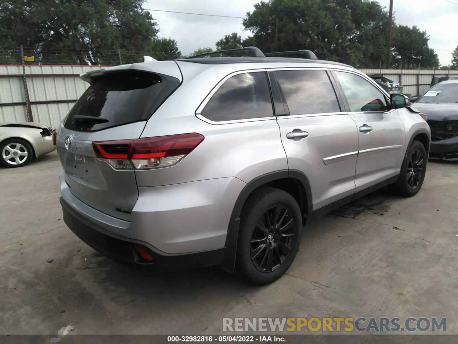 4 Photograph of a damaged car 5TDJZRFH4KS624735 TOYOTA HIGHLANDER 2019