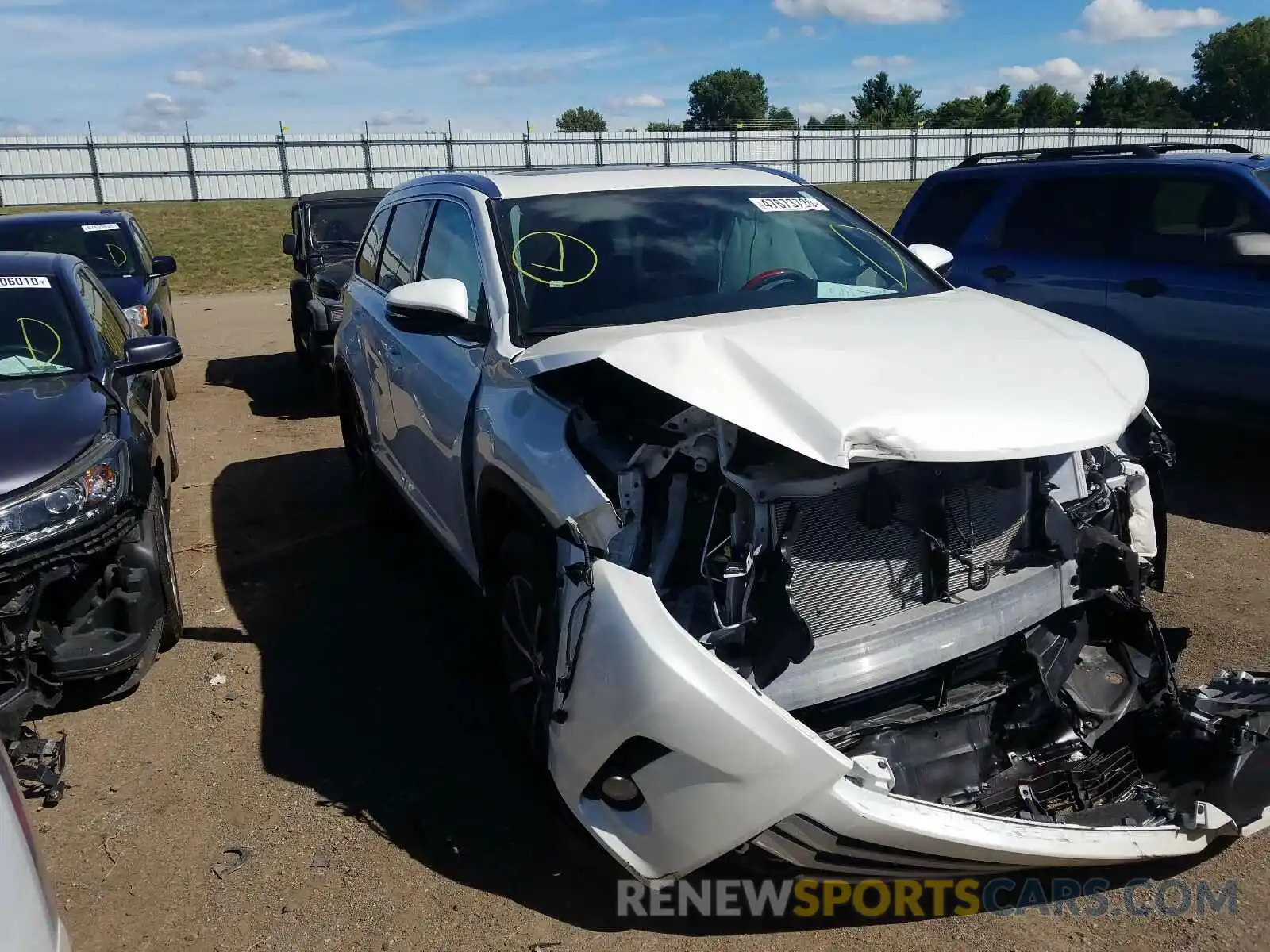 1 Photograph of a damaged car 5TDJZRFH4KS628252 TOYOTA HIGHLANDER 2019