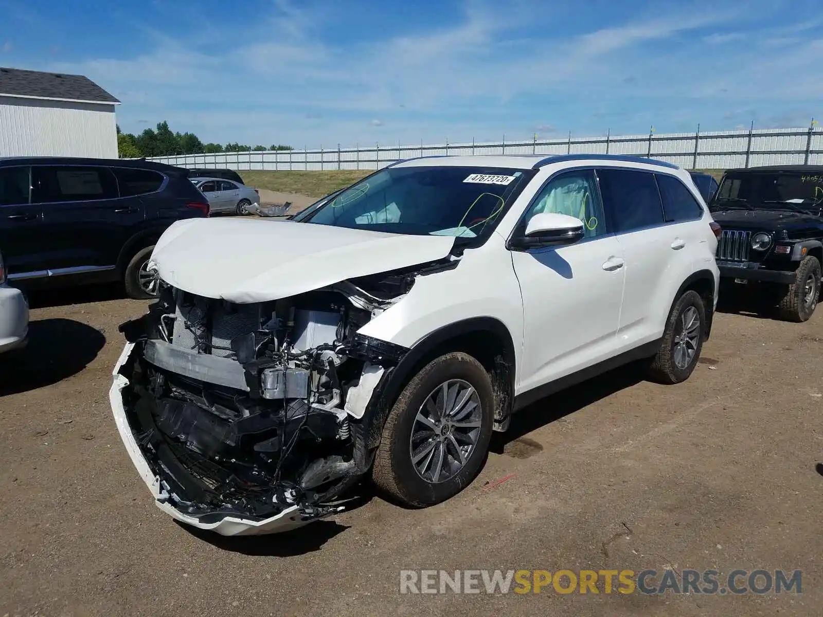 2 Photograph of a damaged car 5TDJZRFH4KS628252 TOYOTA HIGHLANDER 2019