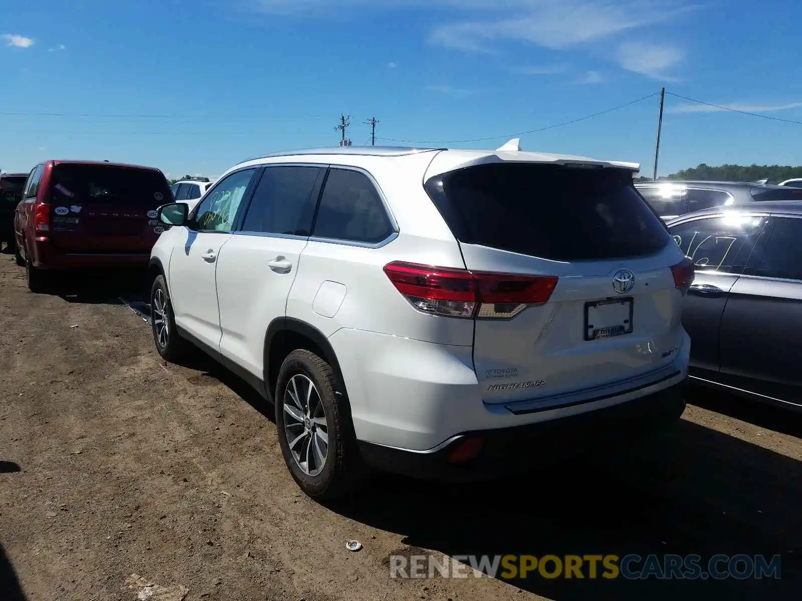 3 Photograph of a damaged car 5TDJZRFH4KS628252 TOYOTA HIGHLANDER 2019