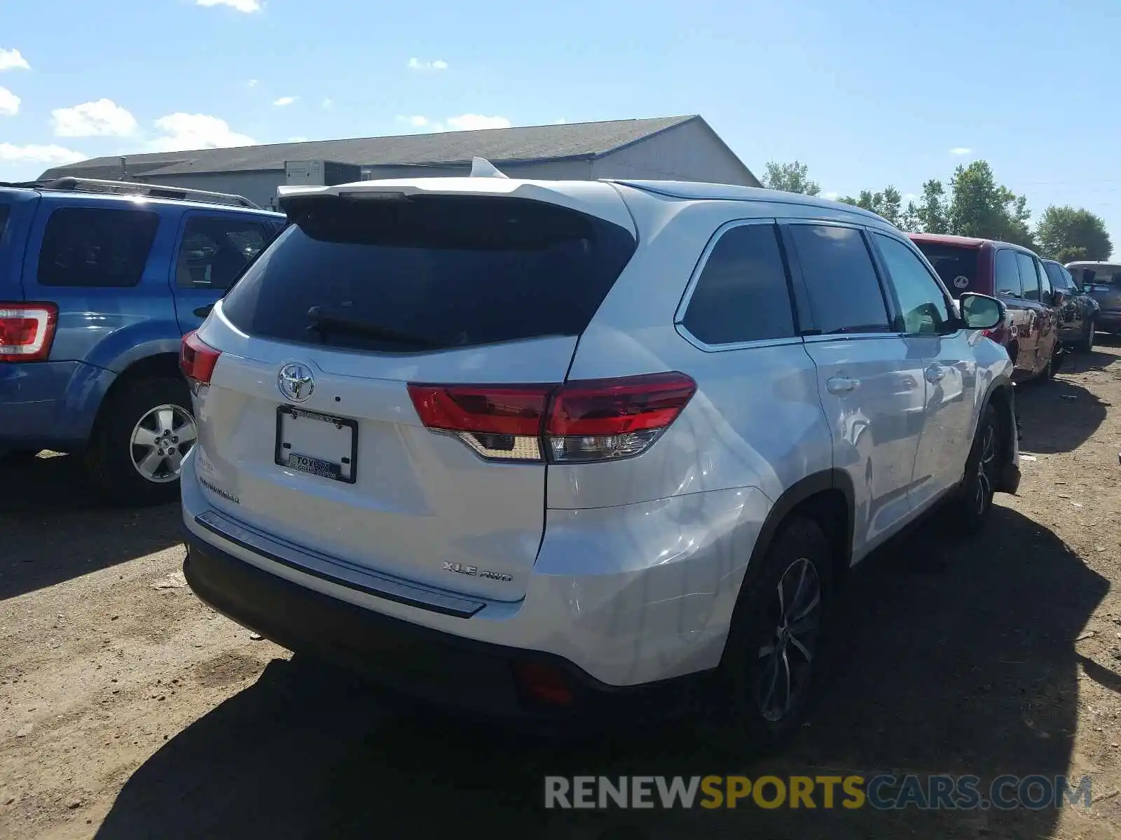 4 Photograph of a damaged car 5TDJZRFH4KS628252 TOYOTA HIGHLANDER 2019