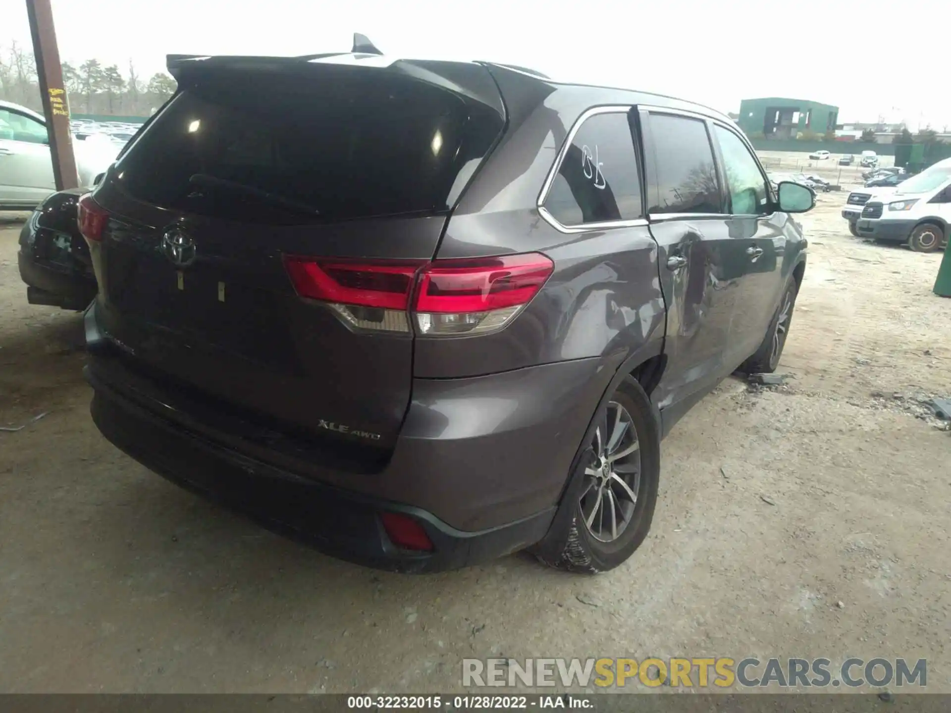 4 Photograph of a damaged car 5TDJZRFH4KS629286 TOYOTA HIGHLANDER 2019