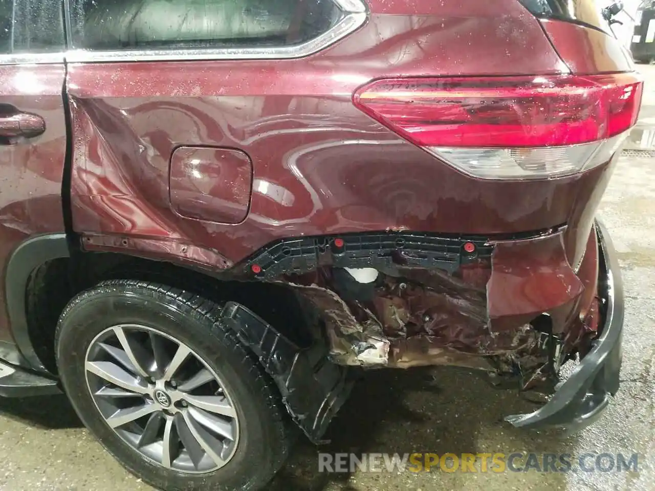 9 Photograph of a damaged car 5TDJZRFH4KS714984 TOYOTA HIGHLANDER 2019