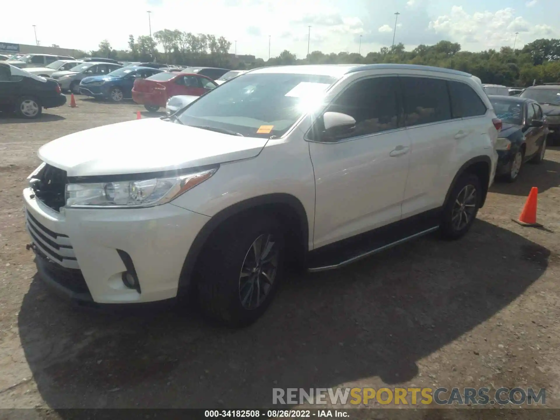 2 Photograph of a damaged car 5TDJZRFH4KS722244 TOYOTA HIGHLANDER 2019