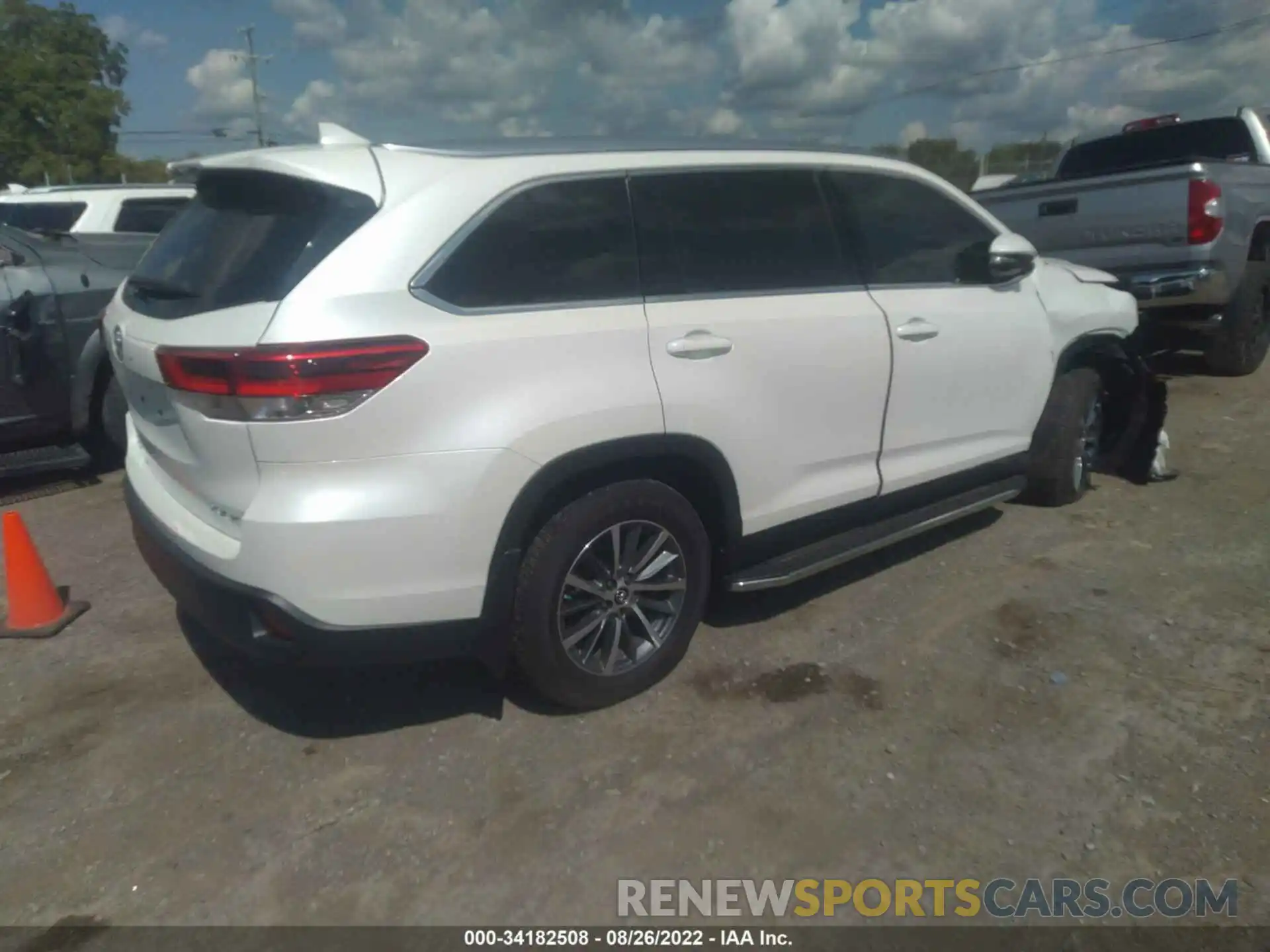 4 Photograph of a damaged car 5TDJZRFH4KS722244 TOYOTA HIGHLANDER 2019