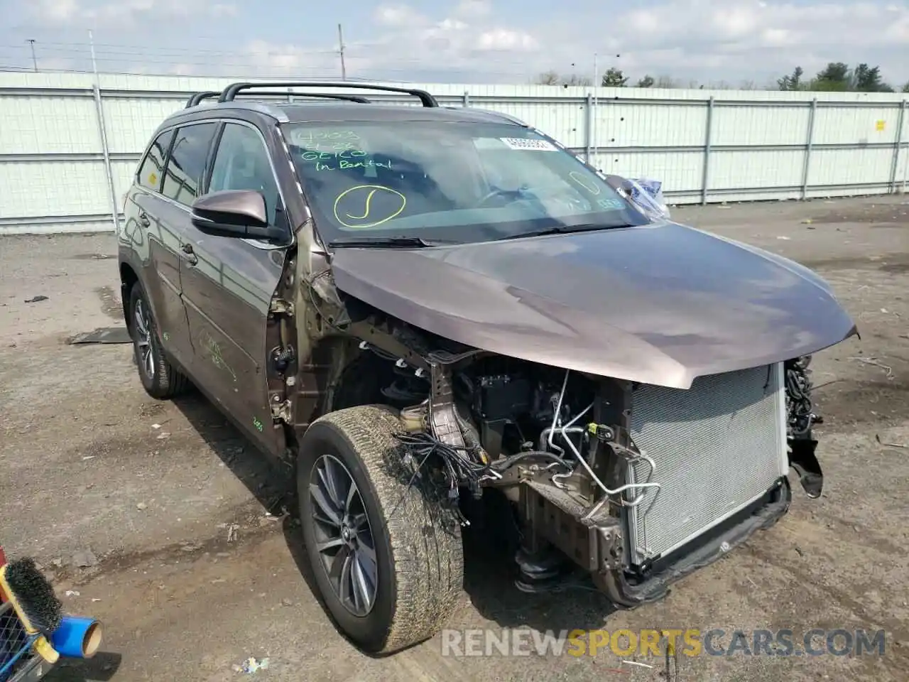 1 Photograph of a damaged car 5TDJZRFH4KS723247 TOYOTA HIGHLANDER 2019