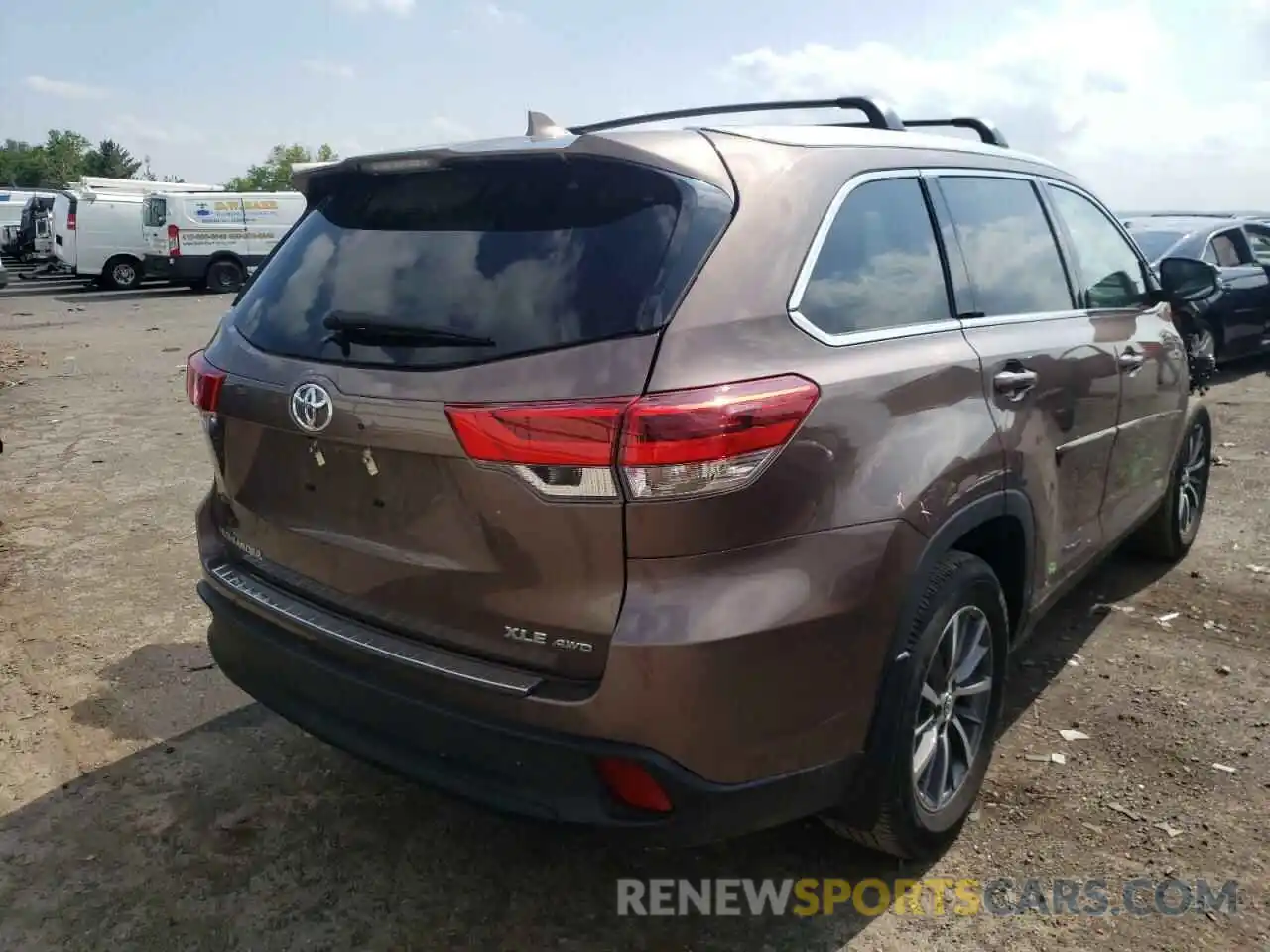 4 Photograph of a damaged car 5TDJZRFH4KS723247 TOYOTA HIGHLANDER 2019