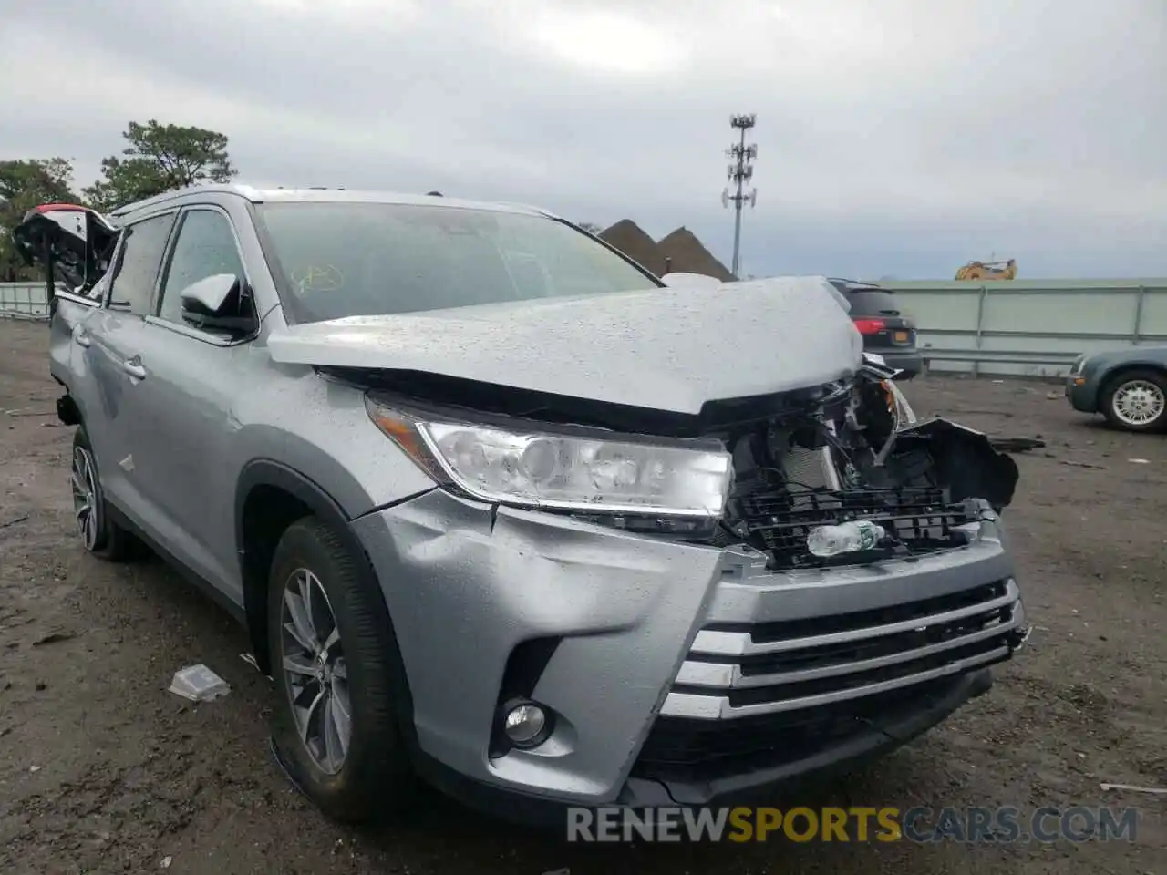 1 Photograph of a damaged car 5TDJZRFH4KS726388 TOYOTA HIGHLANDER 2019