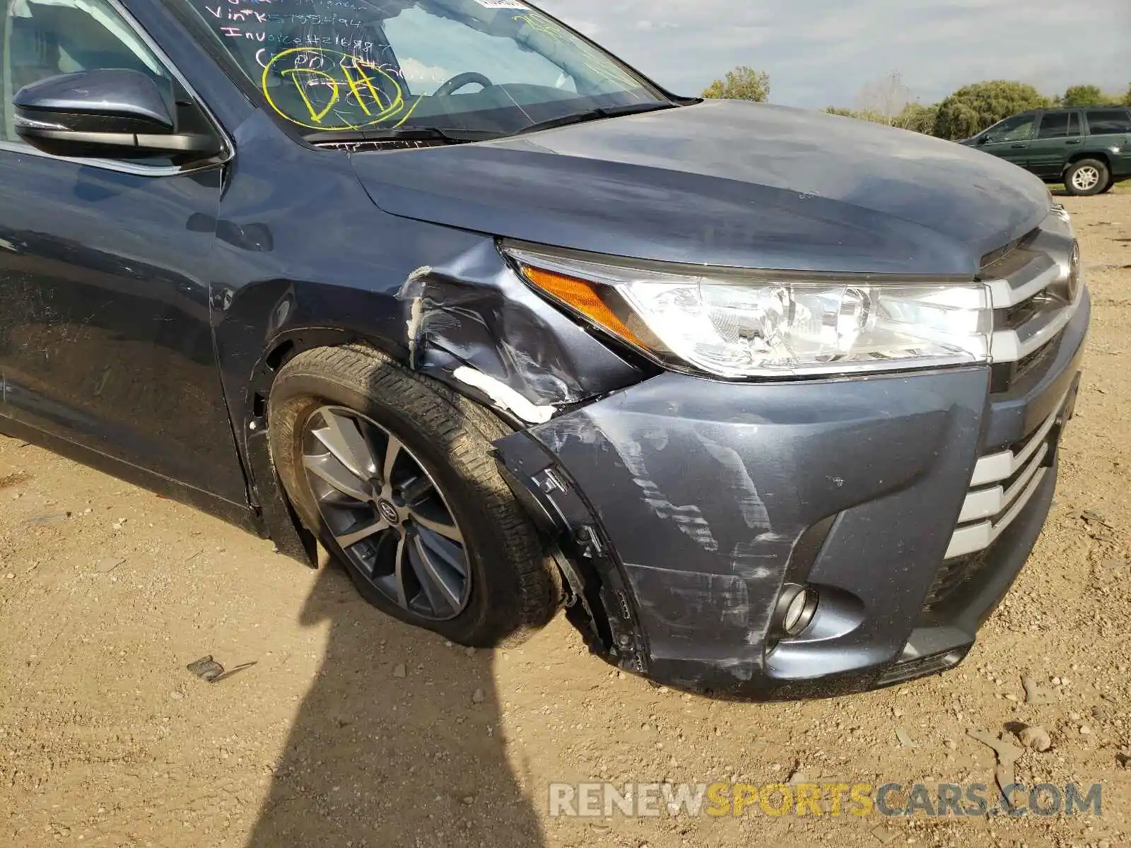 9 Photograph of a damaged car 5TDJZRFH4KS735494 TOYOTA HIGHLANDER 2019