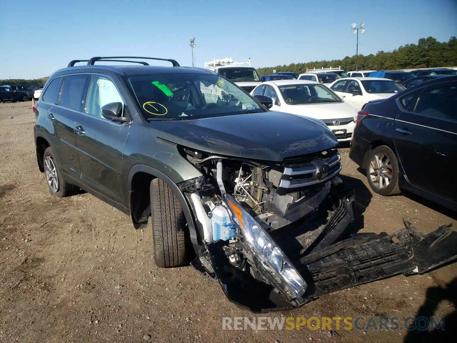 1 Photograph of a damaged car 5TDJZRFH4KS743336 TOYOTA HIGHLANDER 2019