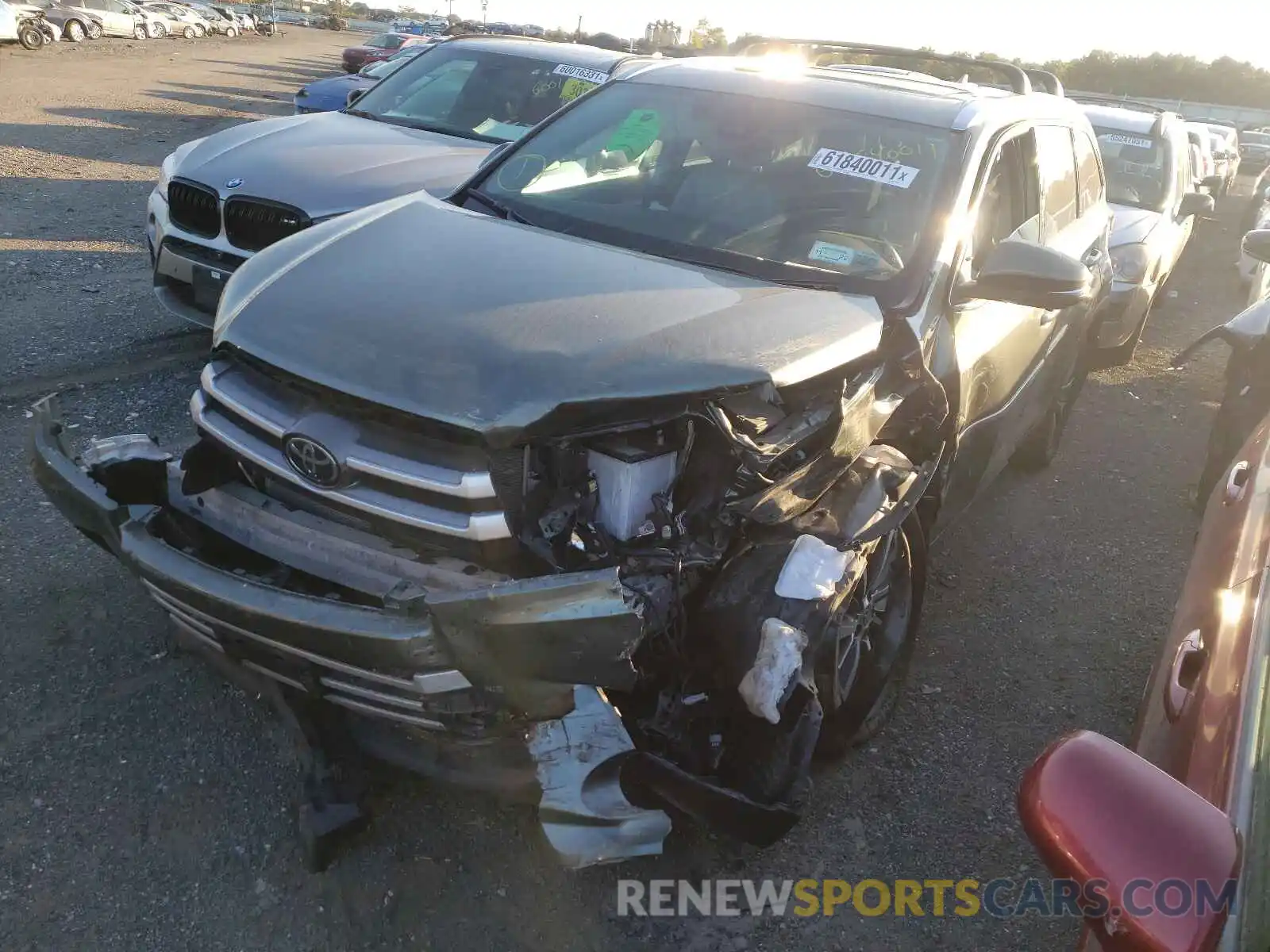 2 Photograph of a damaged car 5TDJZRFH4KS743336 TOYOTA HIGHLANDER 2019