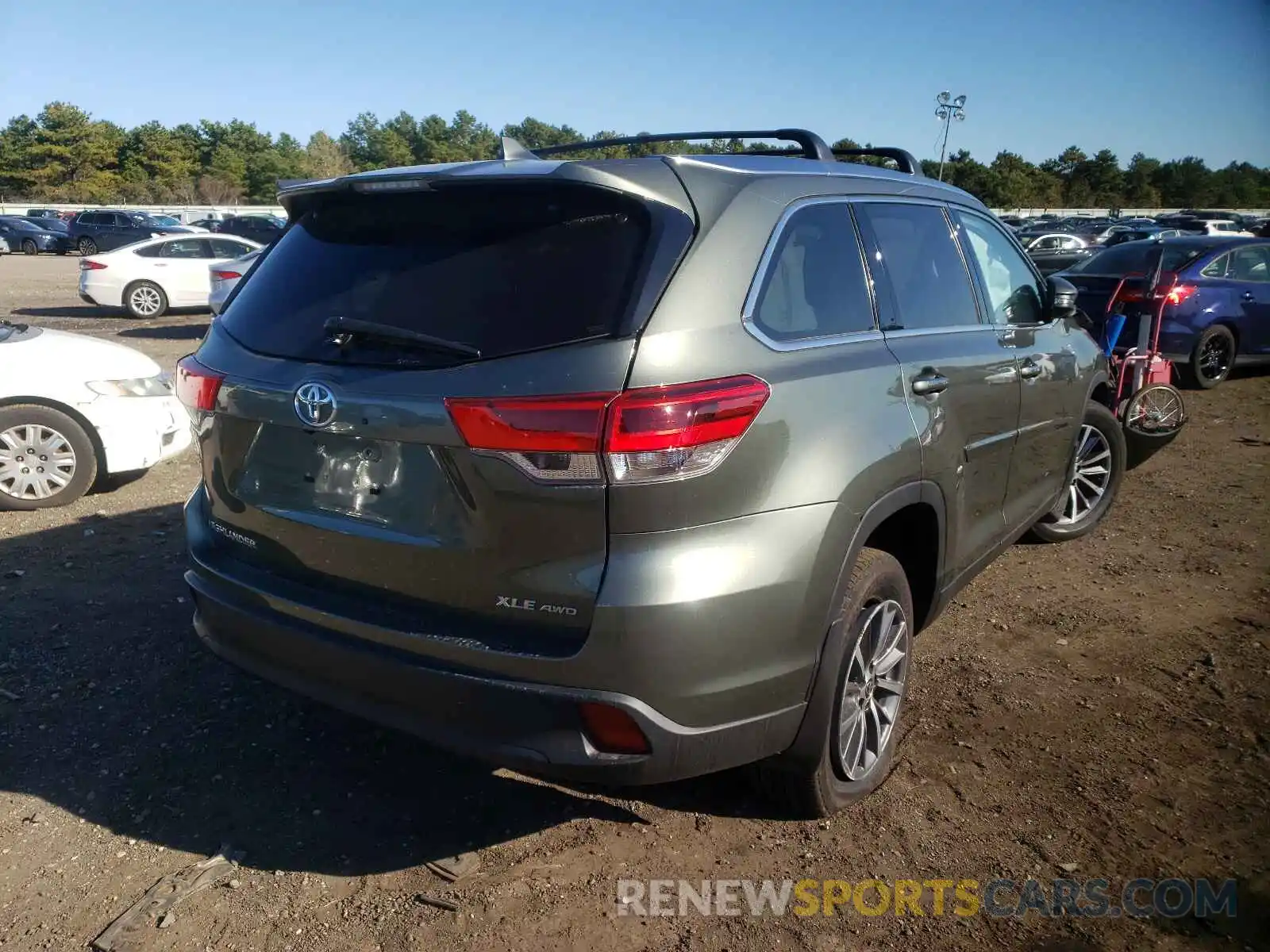 4 Photograph of a damaged car 5TDJZRFH4KS743336 TOYOTA HIGHLANDER 2019