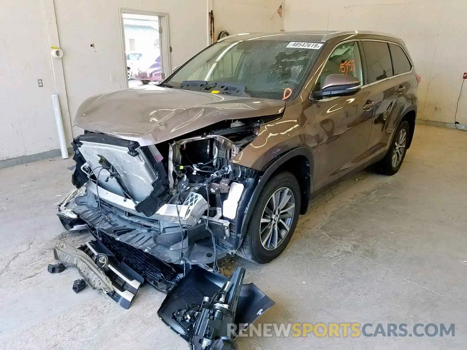 2 Photograph of a damaged car 5TDJZRFH4KS918040 TOYOTA HIGHLANDER 2019