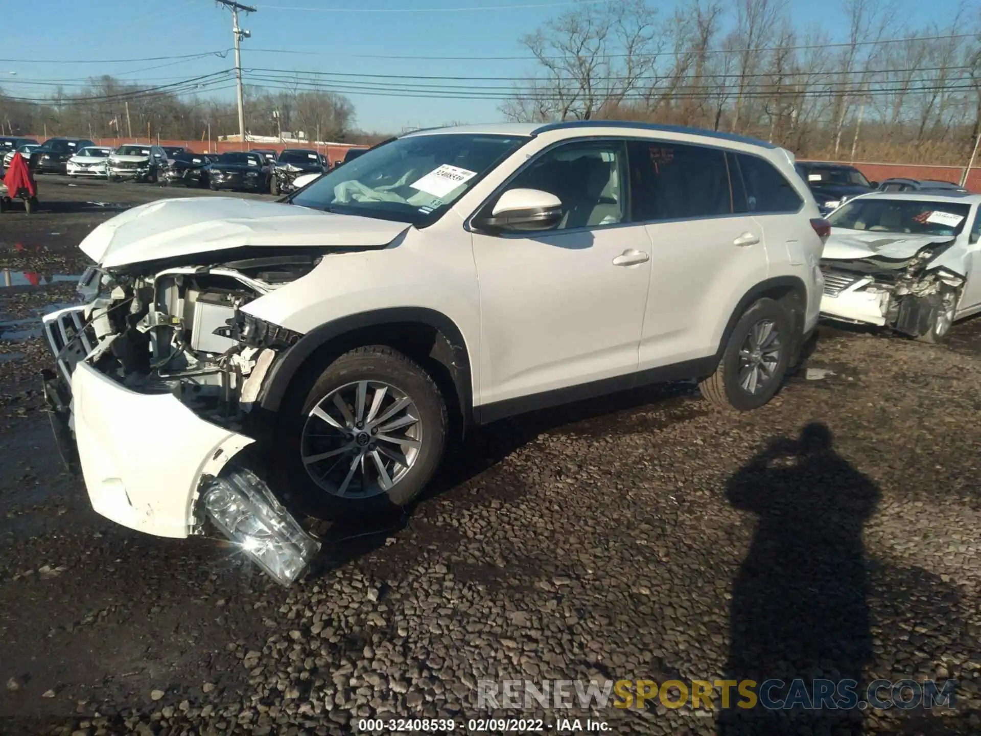 2 Photograph of a damaged car 5TDJZRFH4KS918605 TOYOTA HIGHLANDER 2019