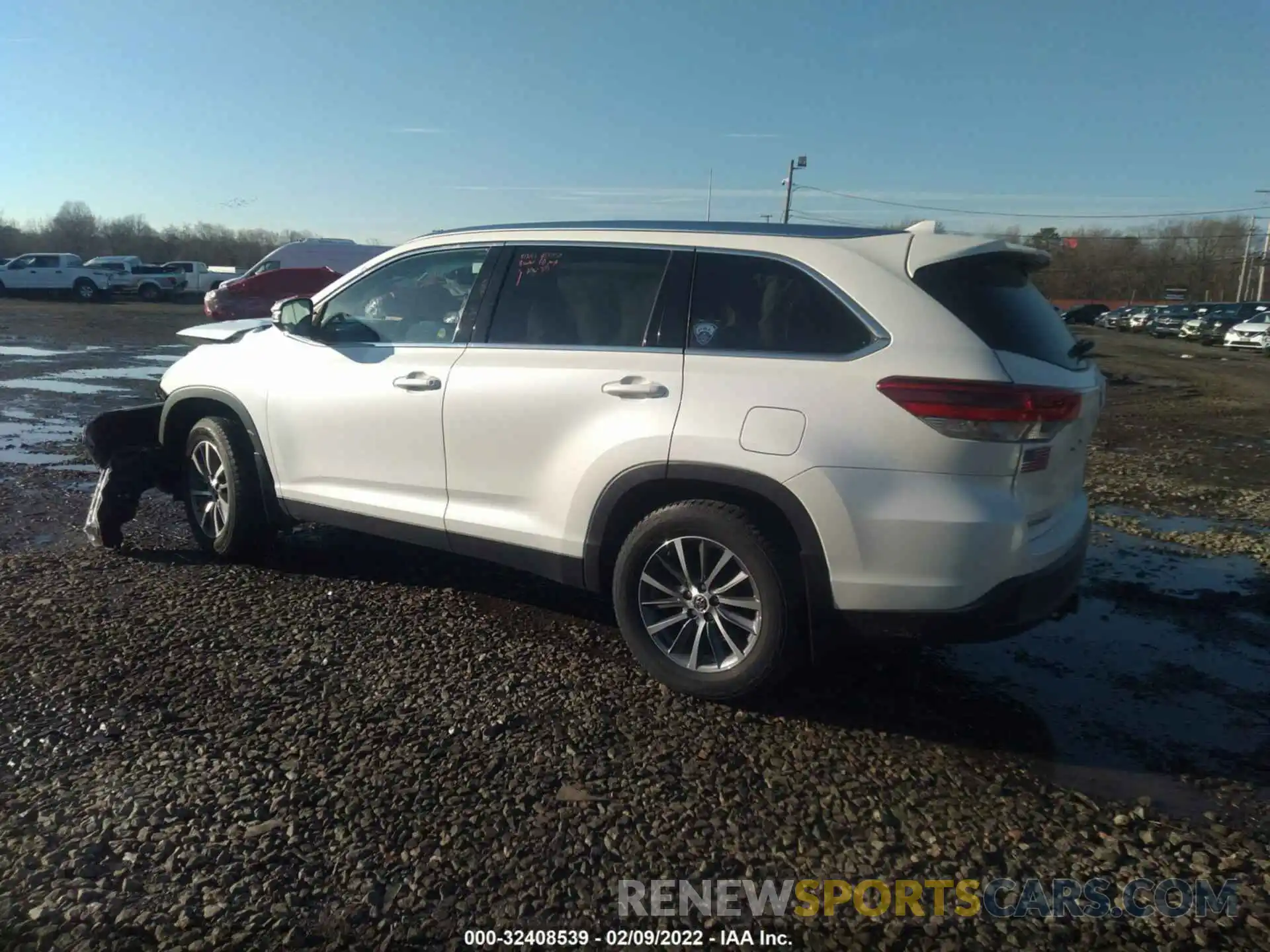 3 Photograph of a damaged car 5TDJZRFH4KS918605 TOYOTA HIGHLANDER 2019