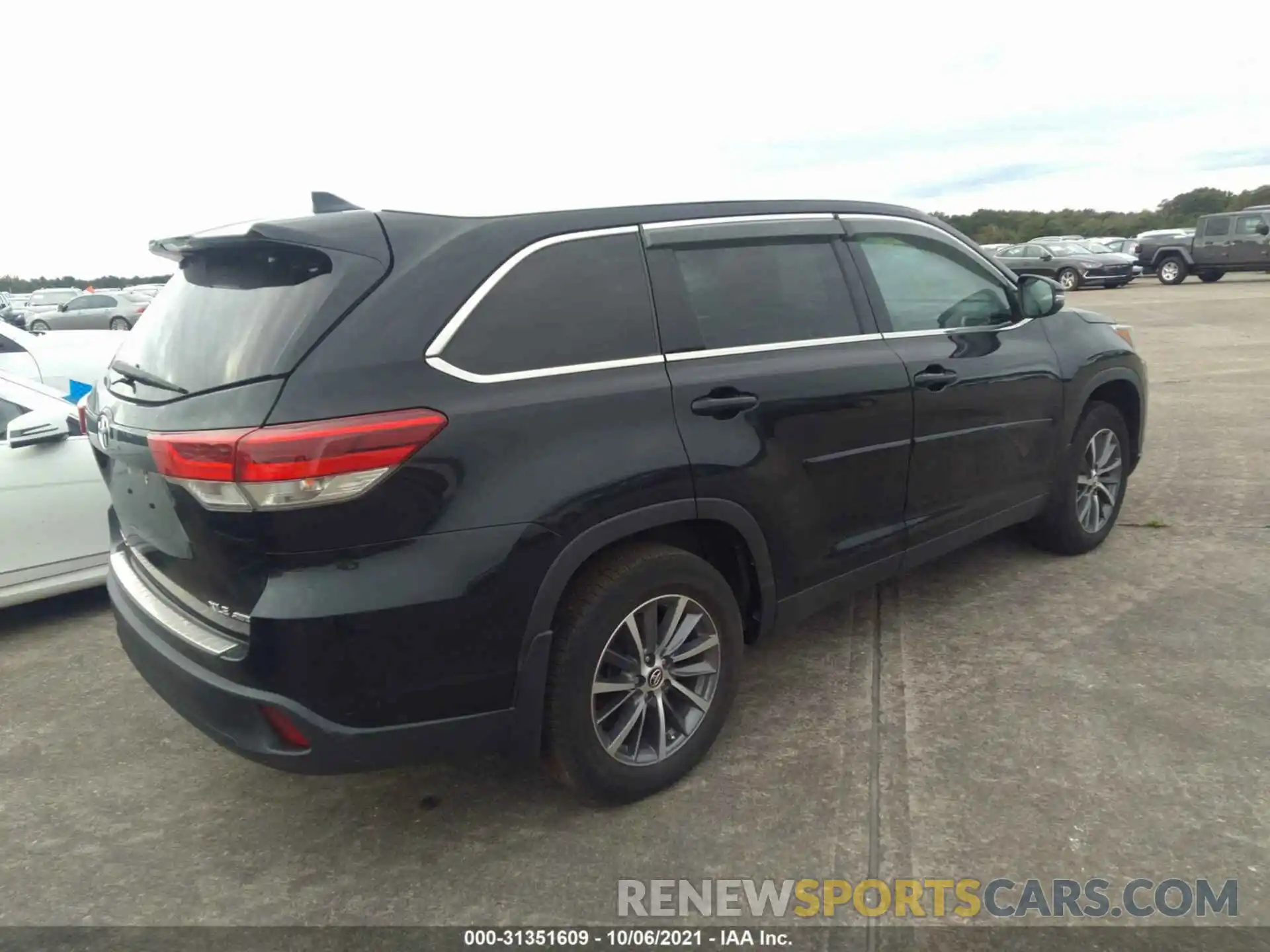 4 Photograph of a damaged car 5TDJZRFH4KS919026 TOYOTA HIGHLANDER 2019