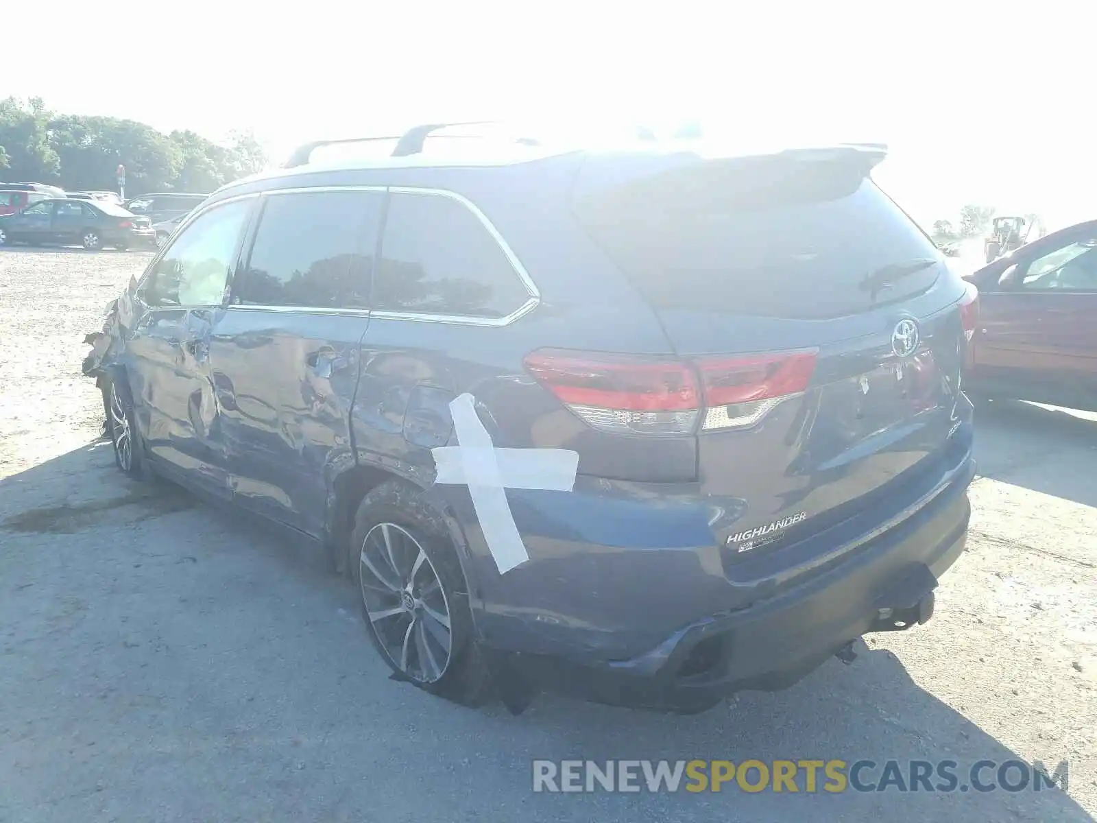 3 Photograph of a damaged car 5TDJZRFH4KS921682 TOYOTA HIGHLANDER 2019