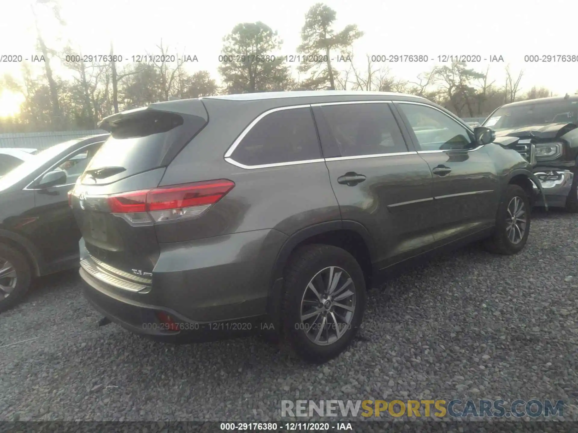 4 Photograph of a damaged car 5TDJZRFH4KS922279 TOYOTA HIGHLANDER 2019